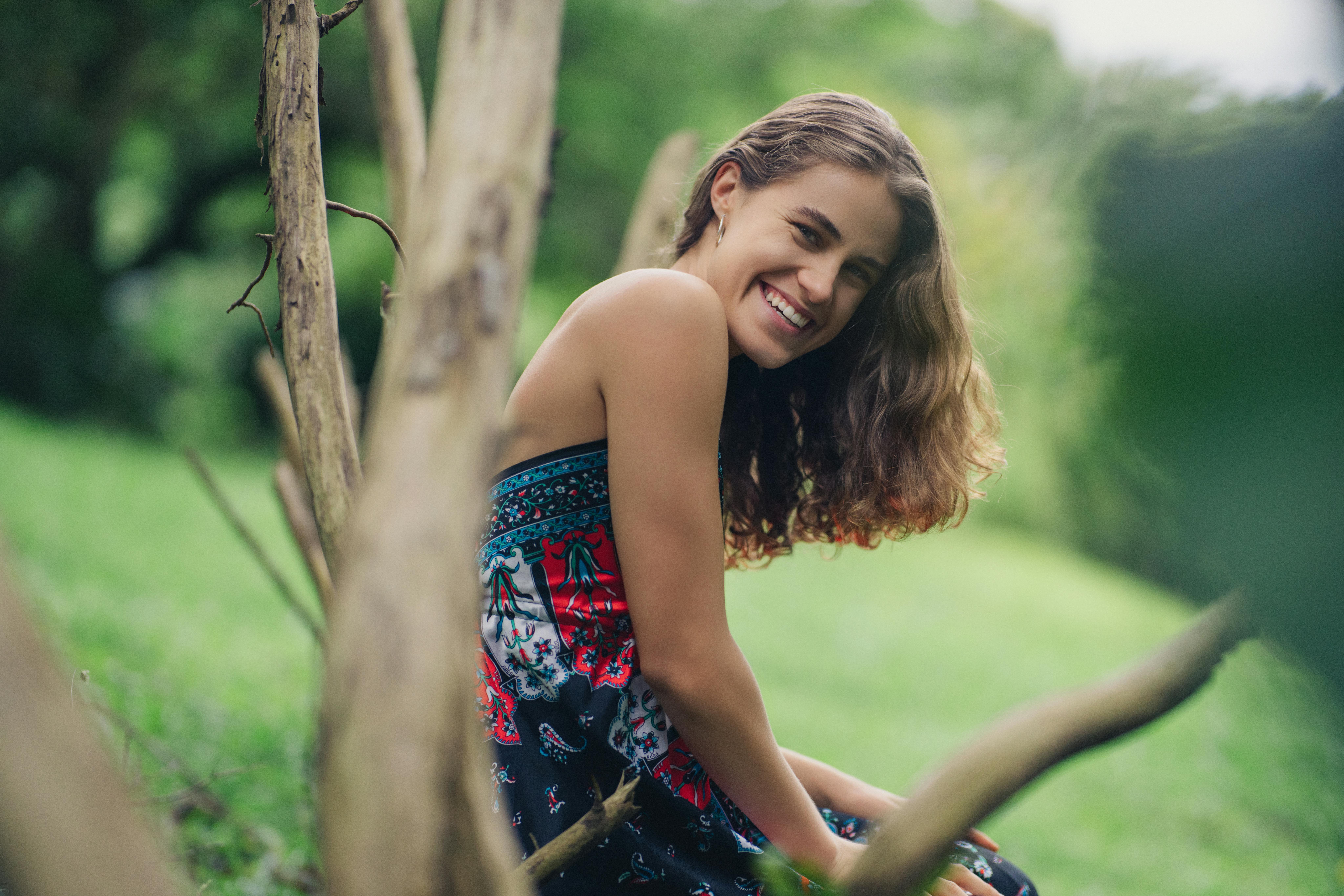 Gratis Una donna sorridente in un ambiente verde e lussureggiante a Varablanca, Costa Rica. Foto a disposizione
