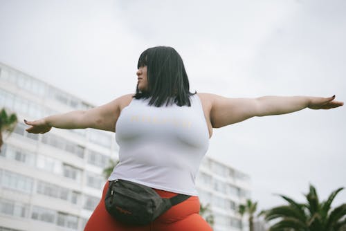 Vrouw In Witte Tank