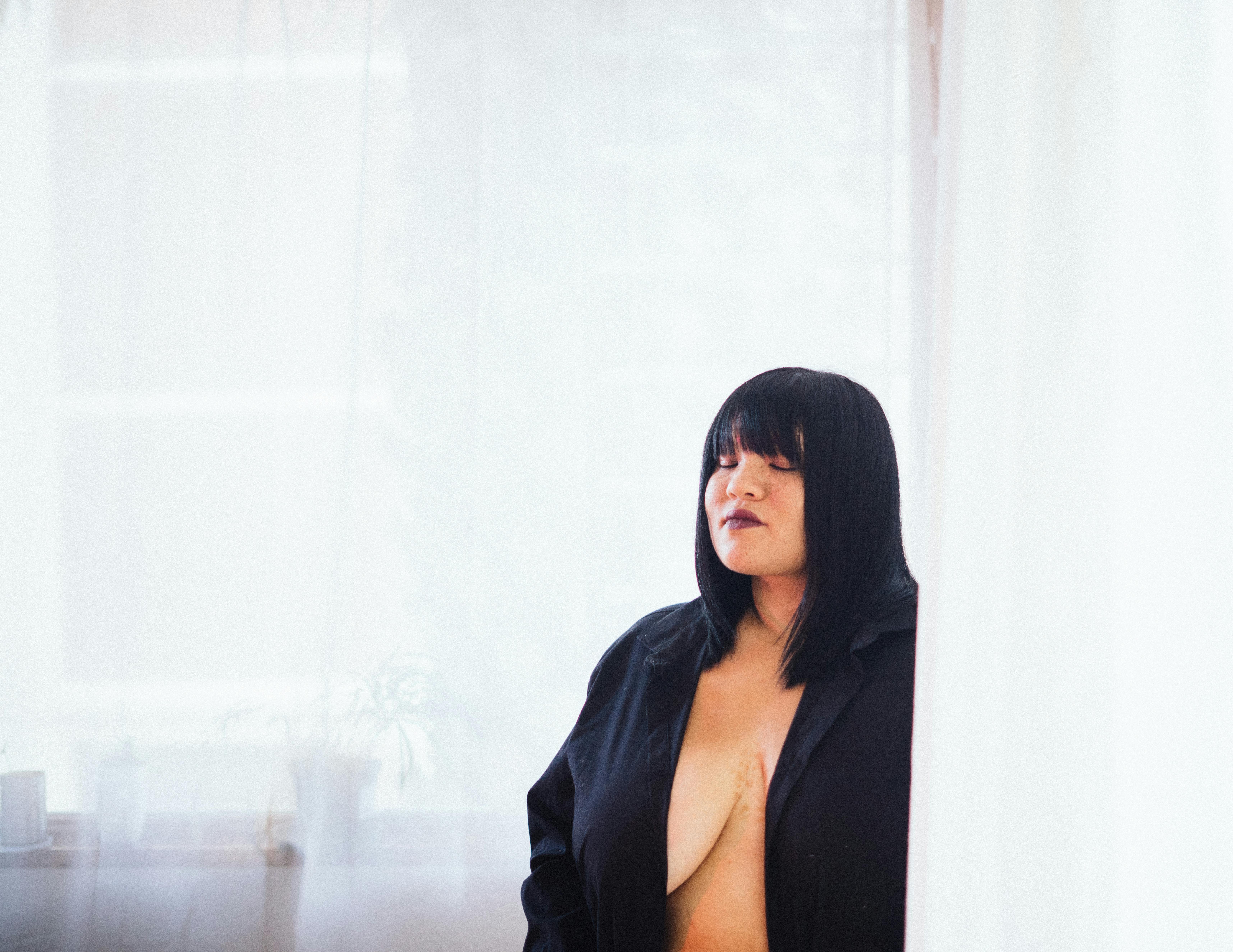 검은 코트를 입고 여자의 사진