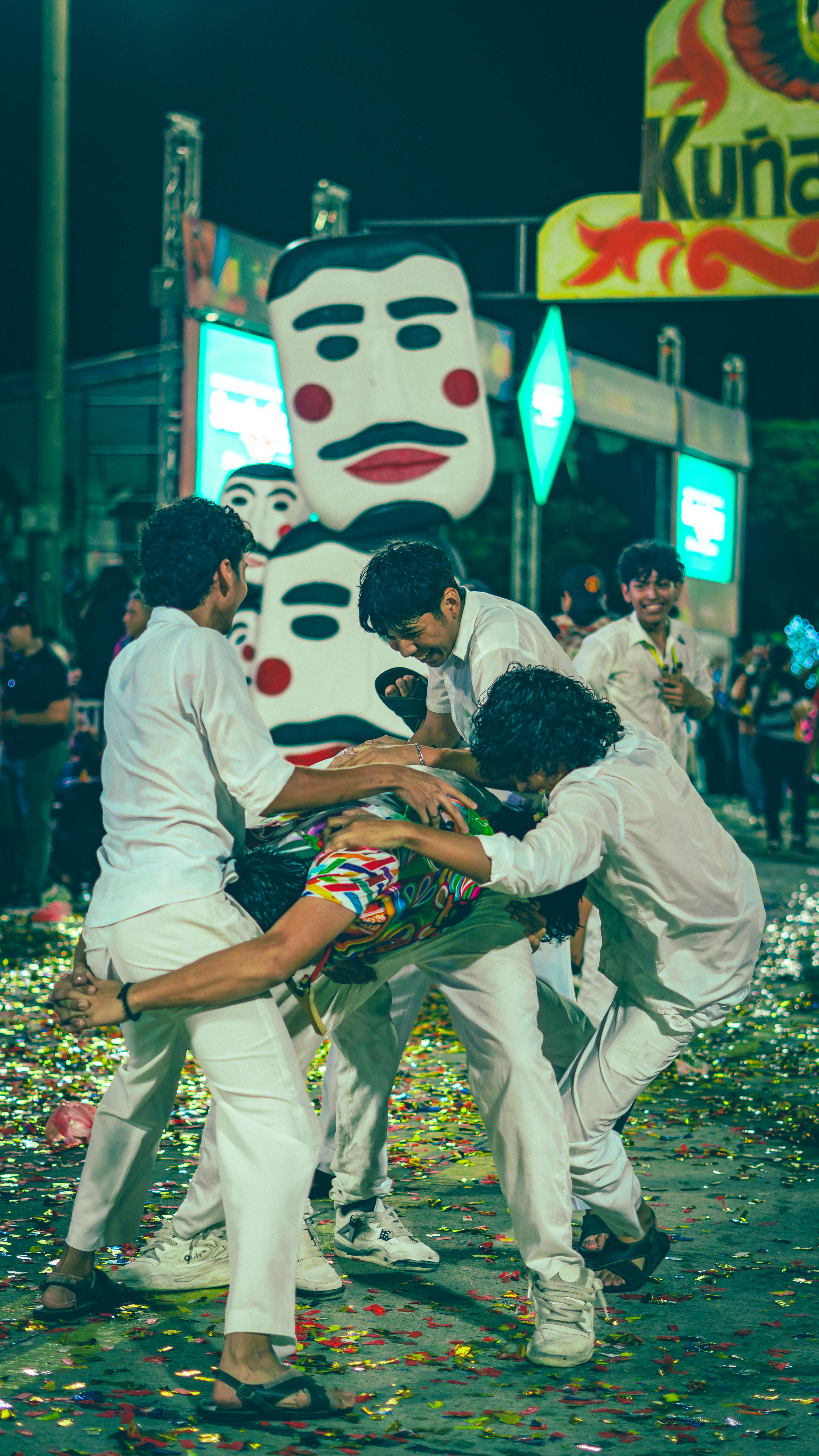 ฟรี ภาพบรรยากาศงานเทศกาลสีสันสดใสในเมืองซานตาครูซ ประเทศโบลิเวีย ที่มีทั้งนักเต้นและหน้ากากยักษ์ คลังภาพถ่าย