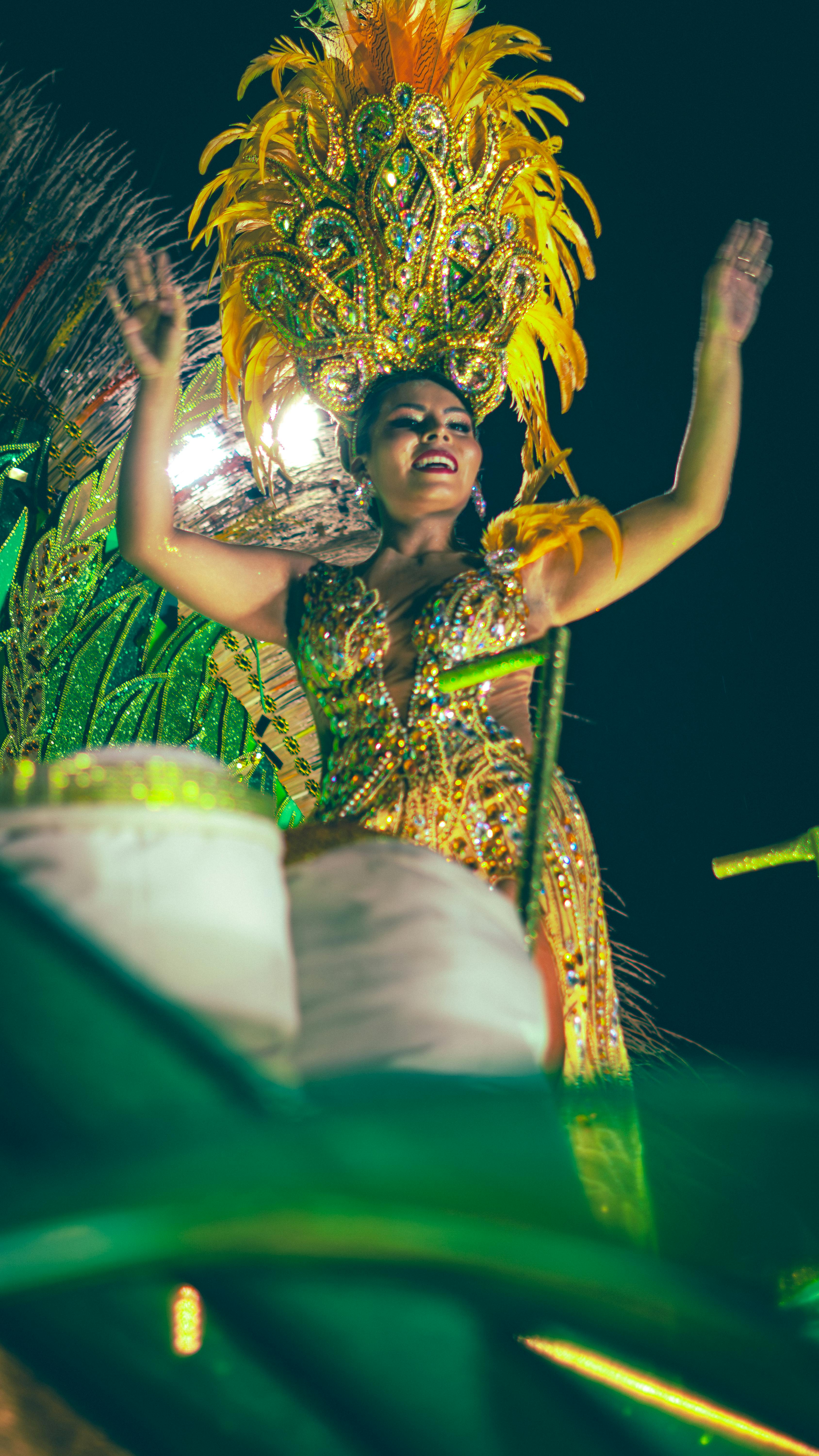 ฟรี นักแสดงงานรื่นเริงสุดตระการตาในชุดสีสันสดใส ในงานเฉลิมฉลองยามค่ำคืนที่โบลิเวีย คลังภาพถ่าย