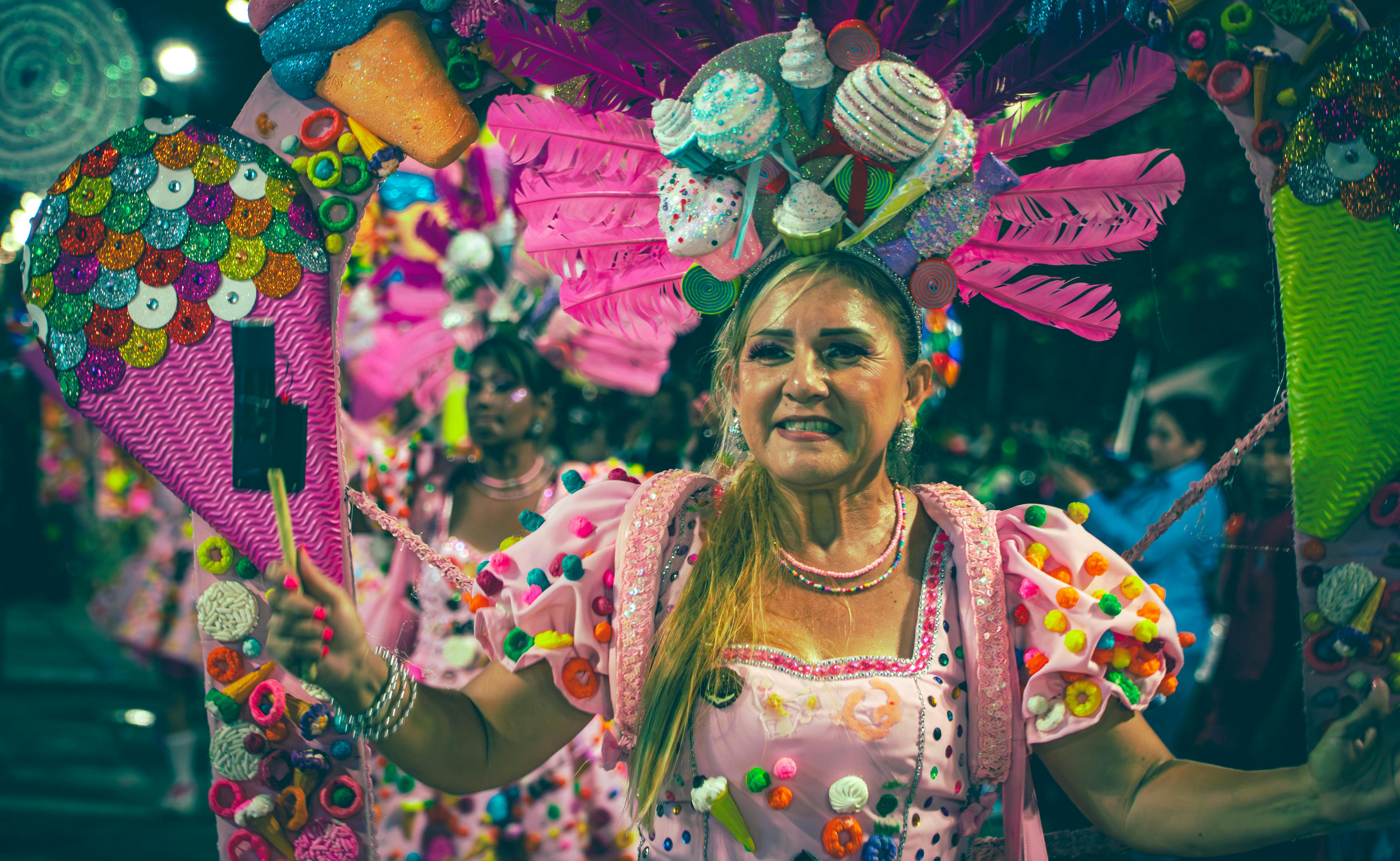 Gratis Vivace festa di carnevale a Santa Cruz con costumi colorati e vivaci partecipanti alla sfilata. Foto a disposizione