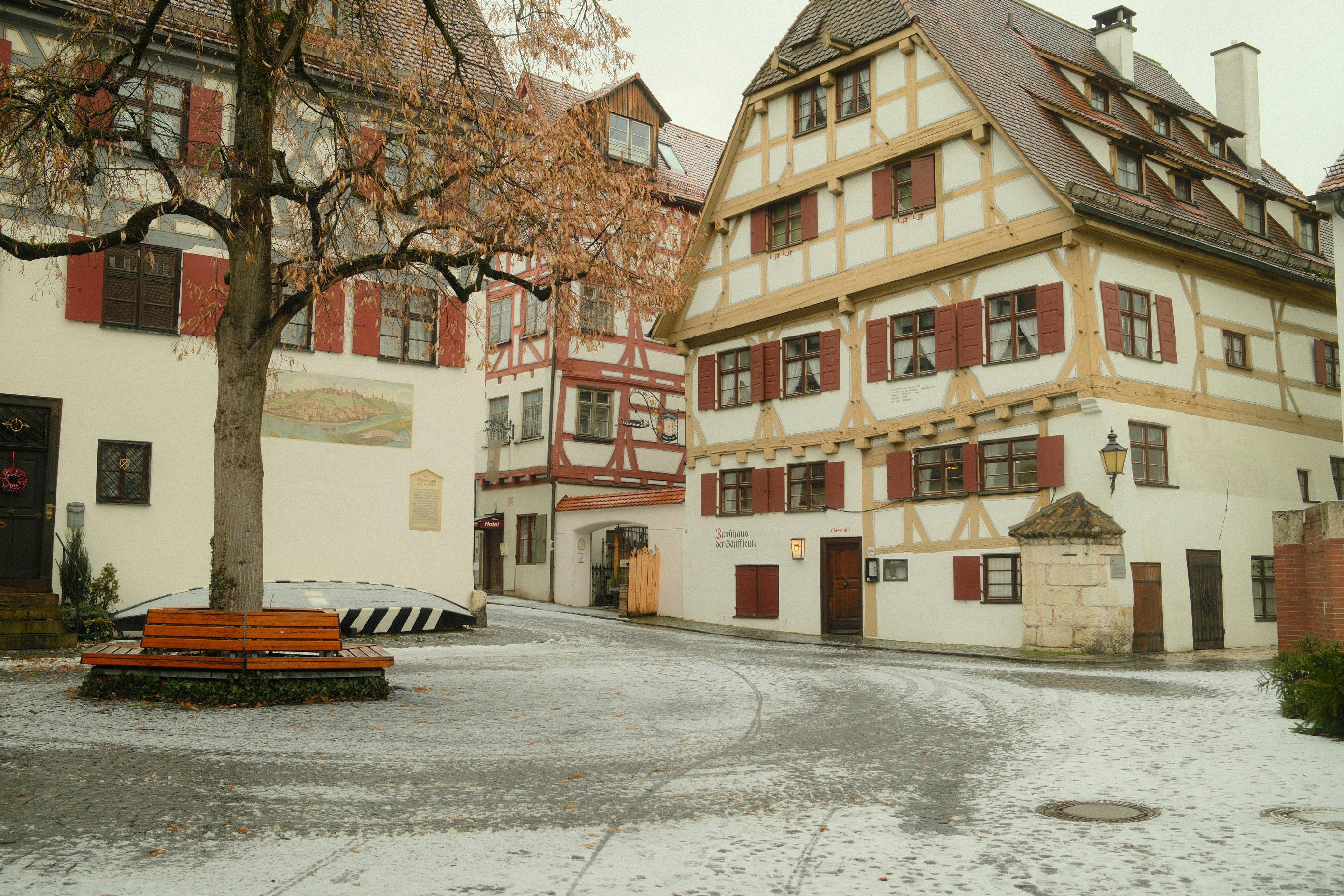 Ücretsiz Kış mevsiminde, geleneksel yarı ahşap evleri ve karla kaplı bir ağacıyla büyüleyici Ulm sokağı. Stok Fotoğraflar