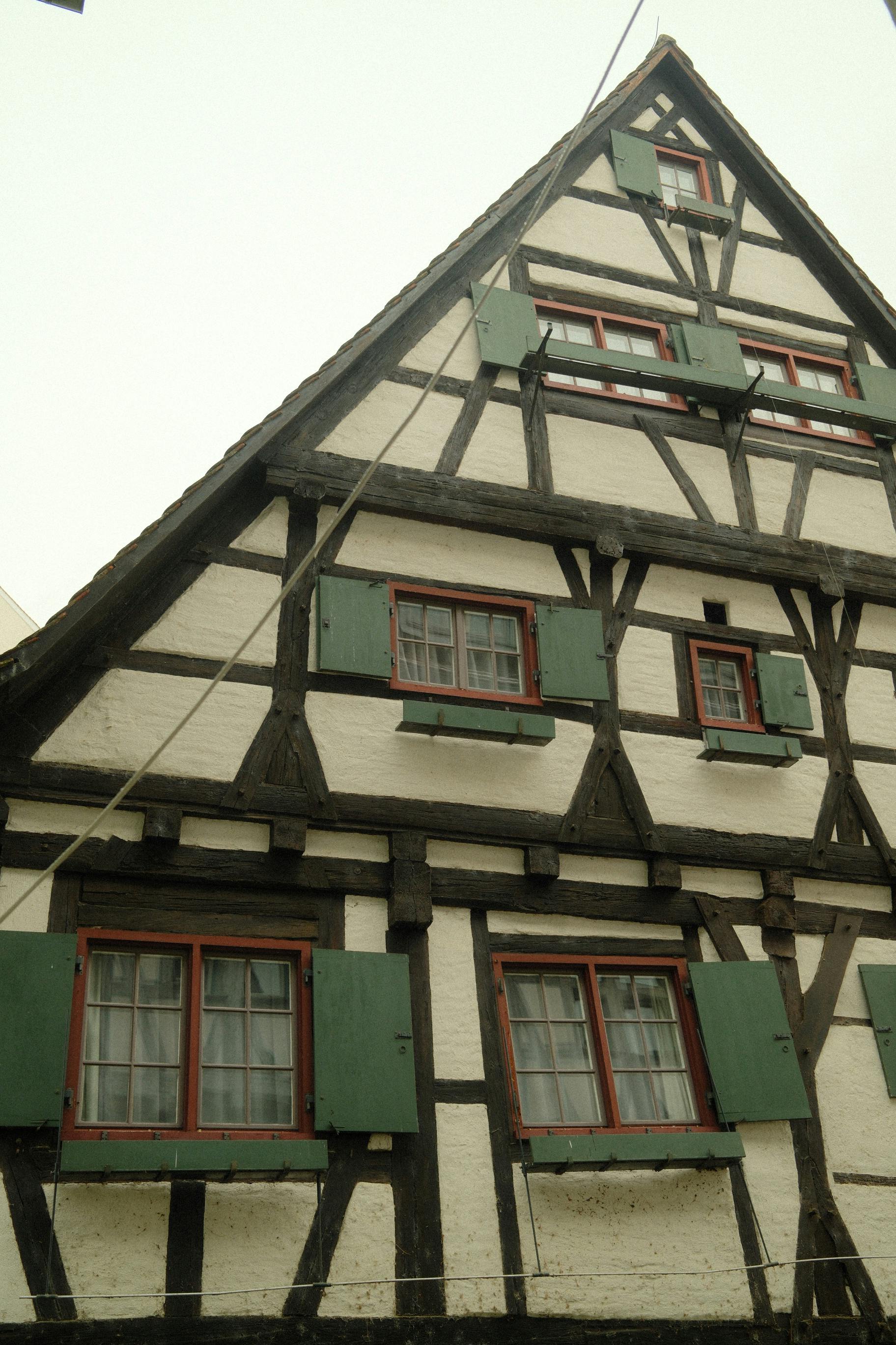 ฟรี บ้านทรงครึ่งไม้แบบดั้งเดิมในเมืองอูล์ม ประเทศเยอรมนี แสดงให้เห็นถึงสถาปัตยกรรมบาวาเรียอันเป็นเอกลักษณ์ คลังภาพถ่าย