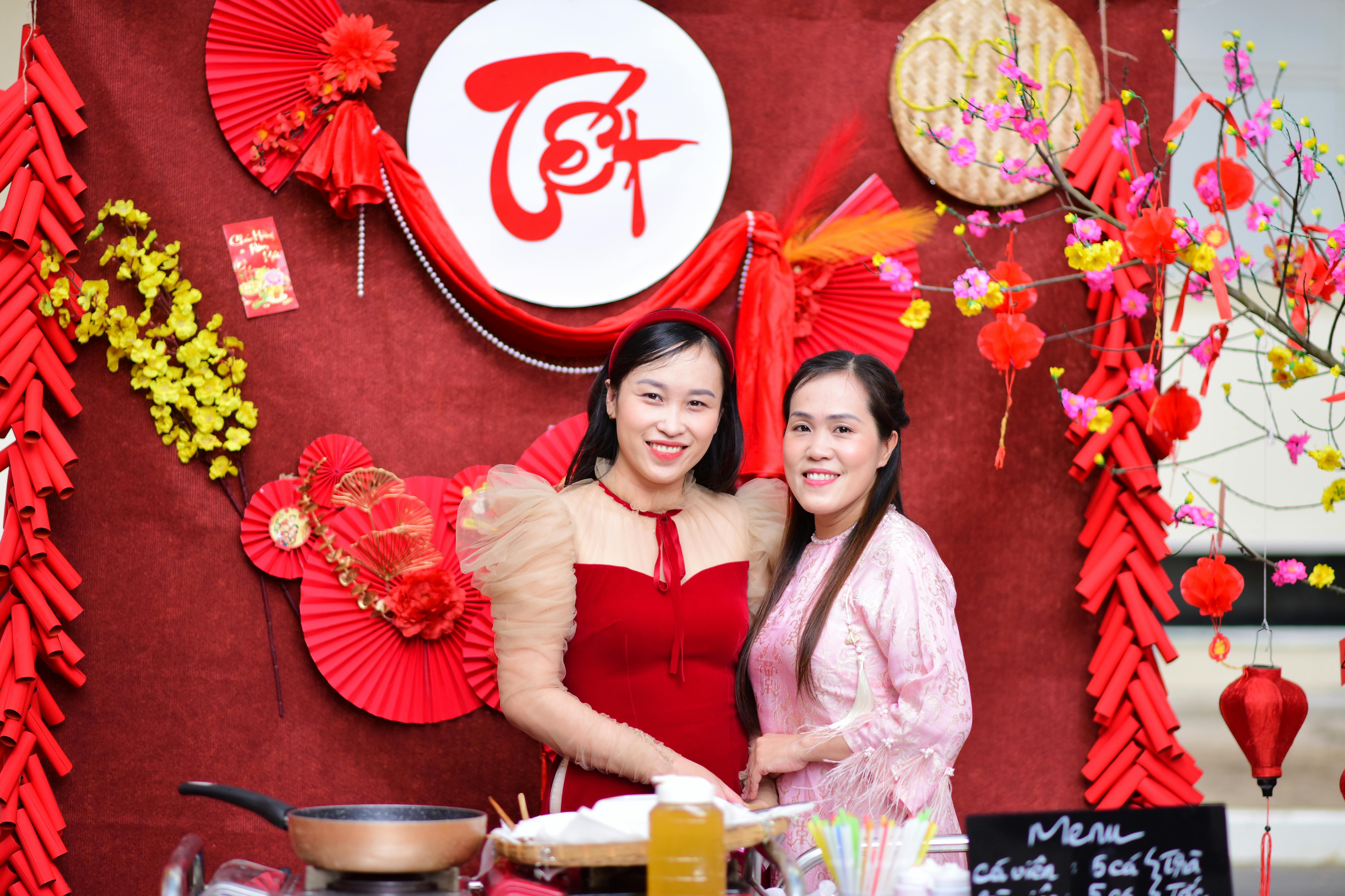 Gratis Due donne in abiti tradizionali festeggiano il Capodanno lunare con decorazioni festive. Foto a disposizione