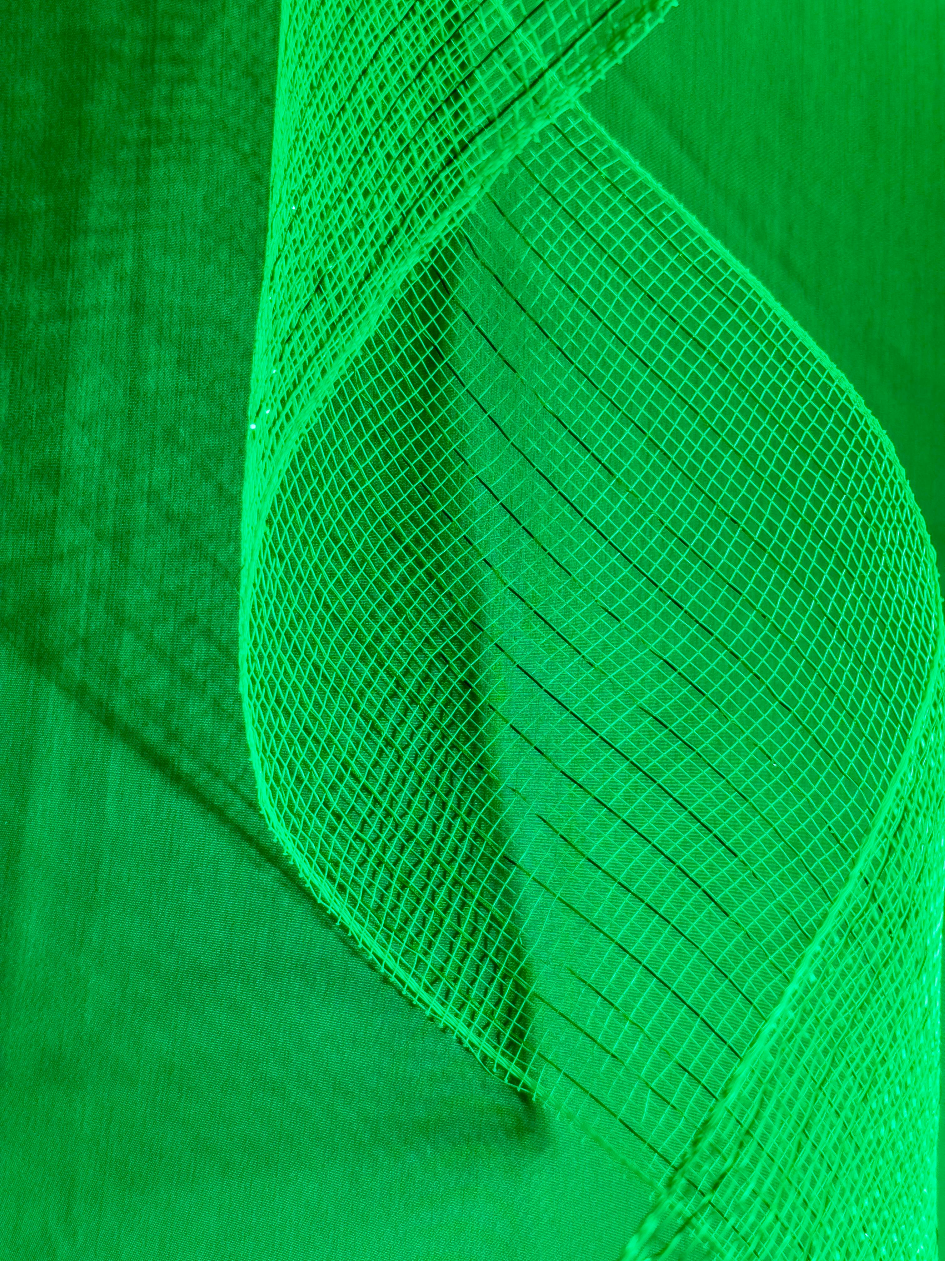 De franc Primer pla d'una tela verda que mostra un patró i una textura abstractes, capturat amb un telèfon intel·ligent modern. Foto d'estoc