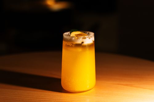 Free Elegant glass of lemon cocktail with citrus slice, captured indoors in Tokyo bar ambiance. Stock Photo