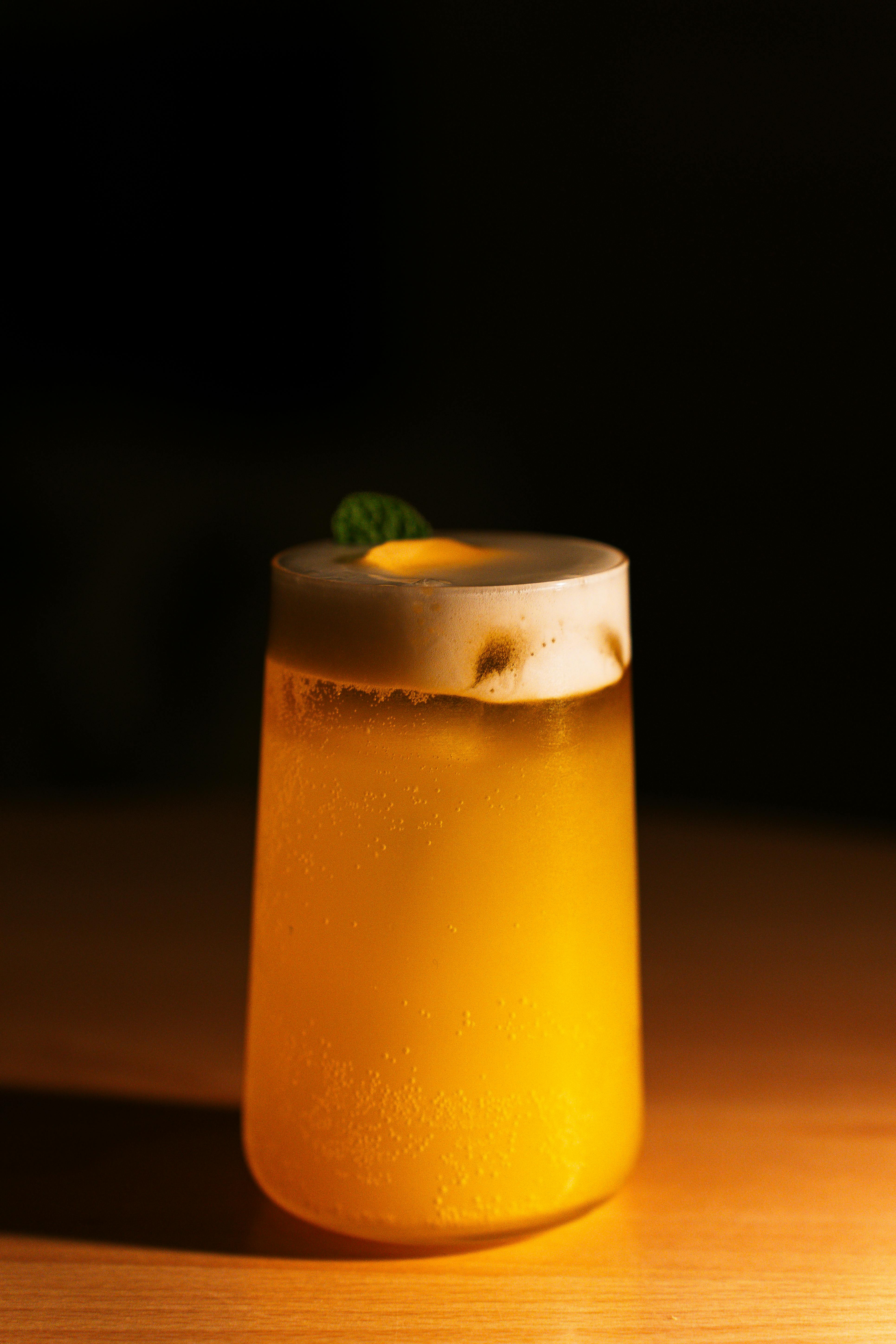 bezplatná Lahodný citrusový koktejl ozdobený mátou, zachycený v útulné atmosféře tokijského baru. Základová fotografie