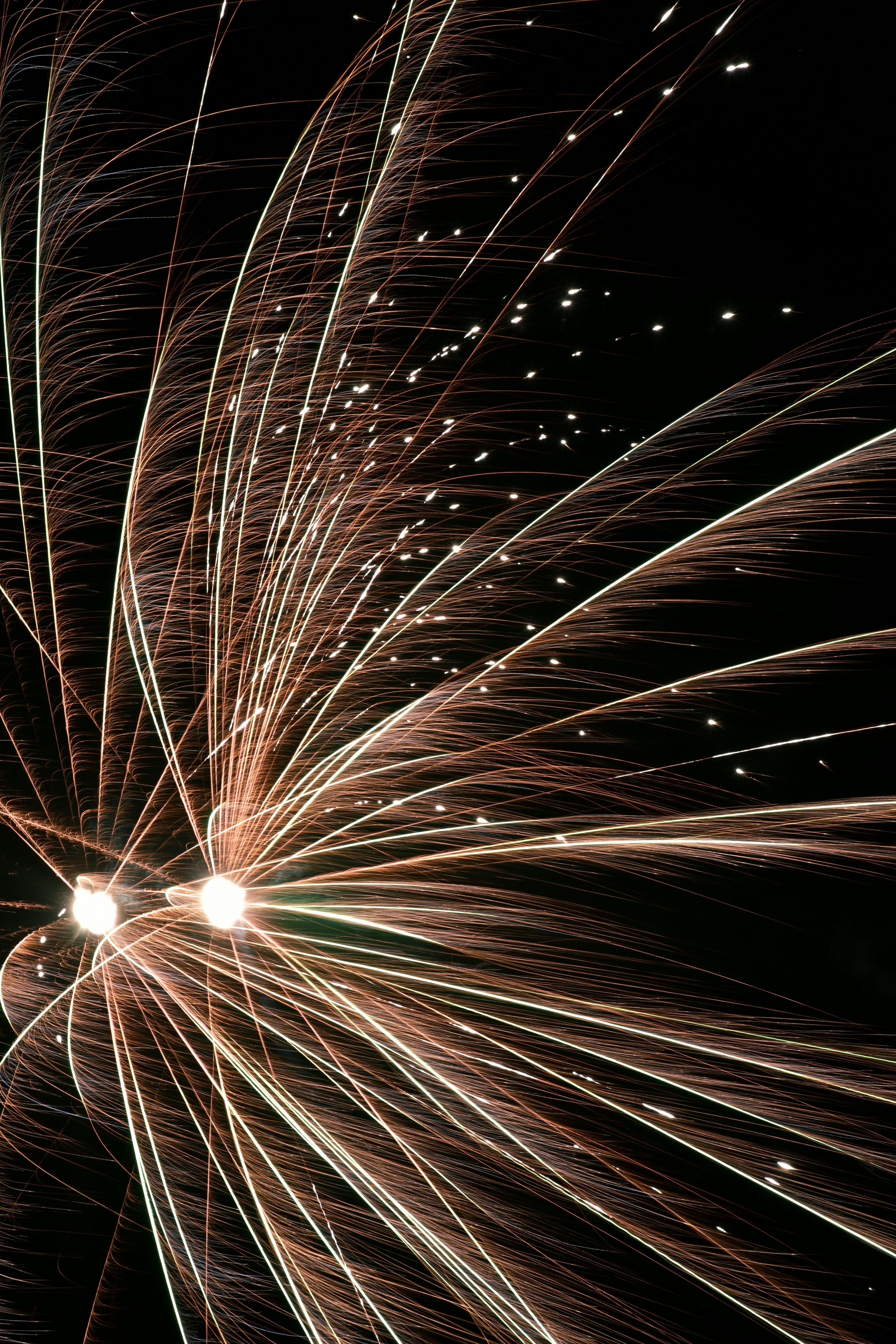 ฟรี ภาพถ่ายอันทรงพลังของพลุที่ระเบิดขึ้นบนท้องฟ้ายามค่ำคืน ส่องสว่างฉากด้วยเส้นแสงสีสันสดใส คลังภาพถ่าย