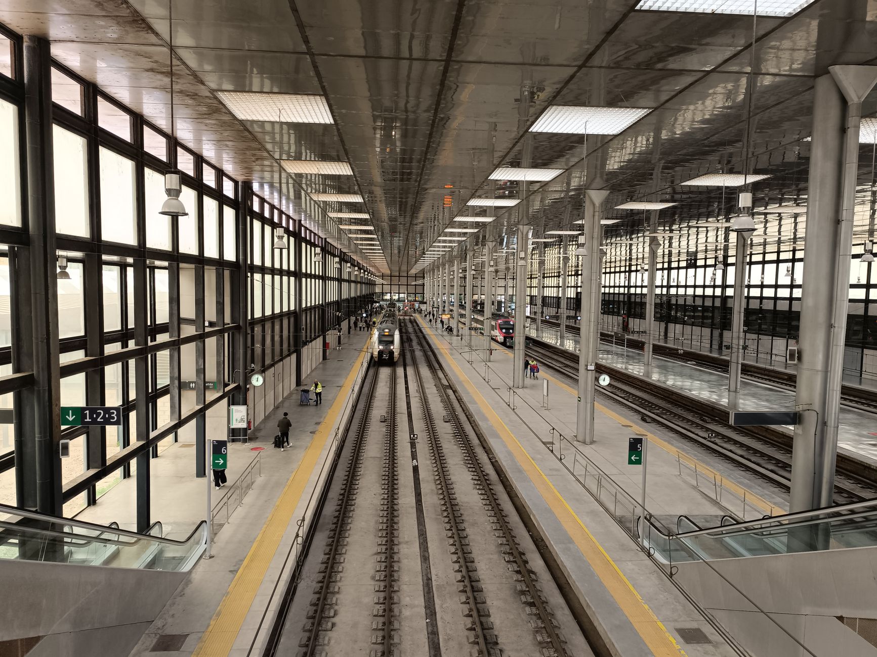 Uluslararası tren seferlerinin kalktığı bir istasyon peronu