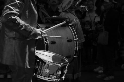 Free Black and white image of a drummer in a parade, creating rhythm in Pachuca de Soto. Stock Photo