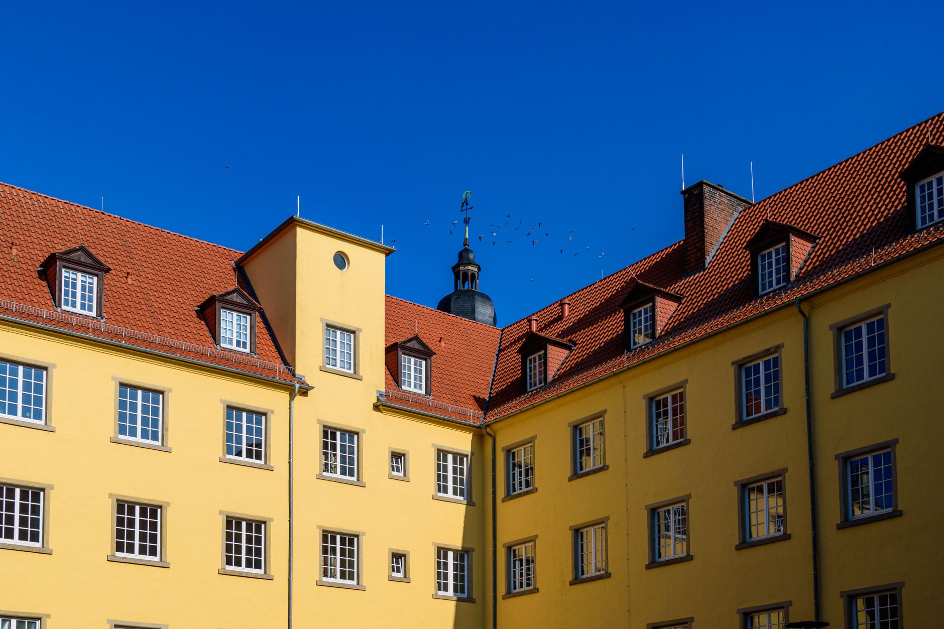 Saniertes Wohnzimmer mit Altbauelementen