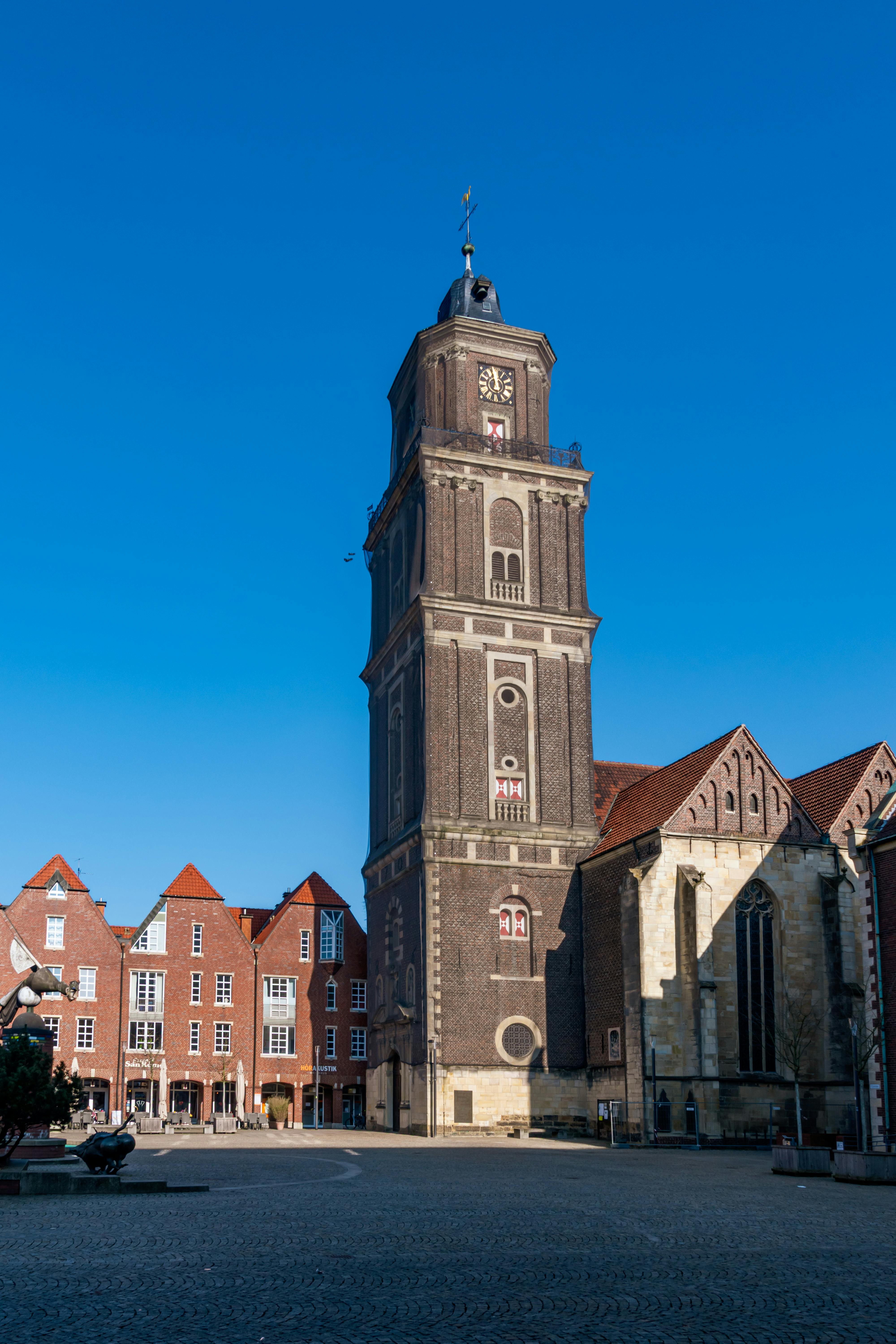 Ilmainen Lumoava näkymä St. Lambertin kirkon torniin Coesfeldissä kirkkaan sinisen taivaan alla. Kuvapankkikuva