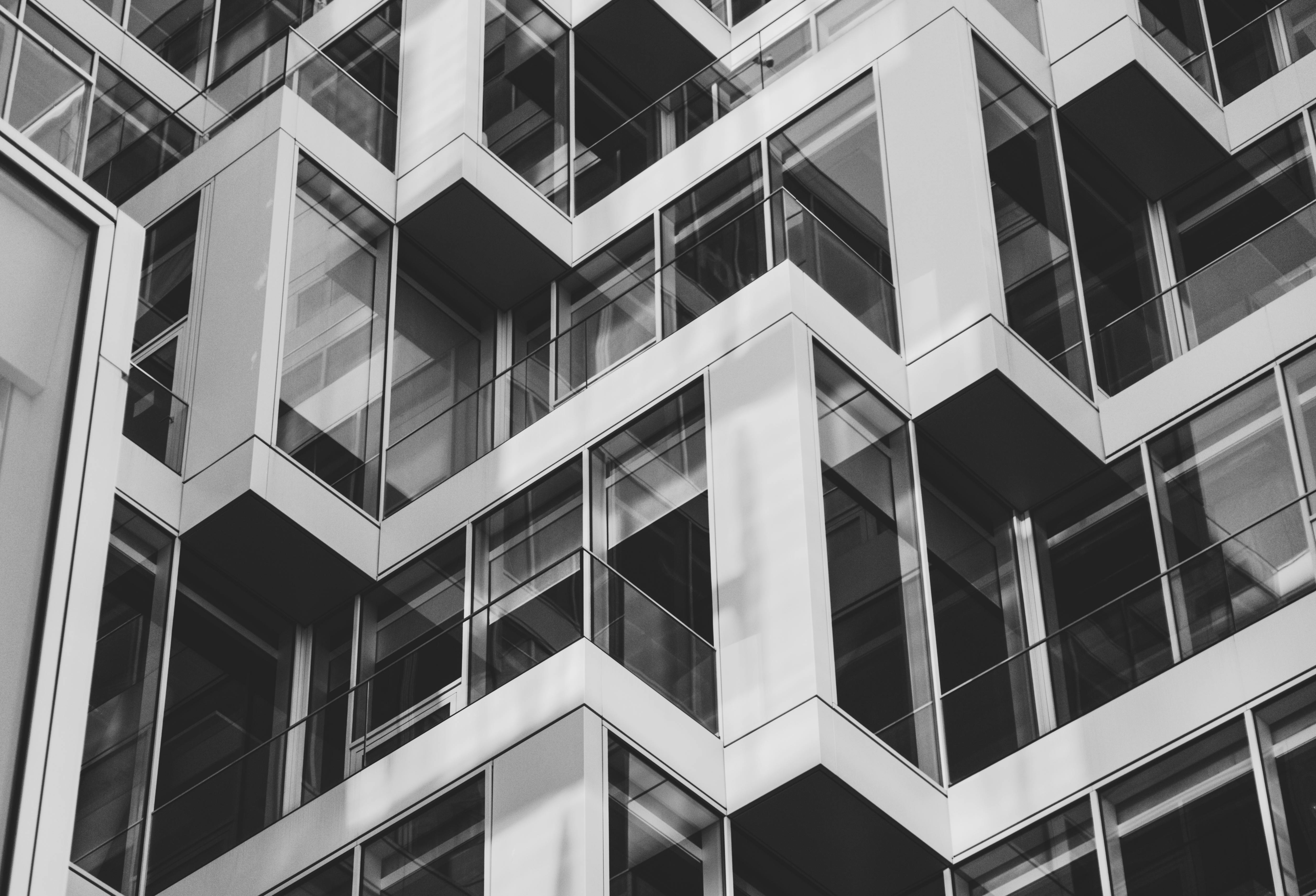 Zadarmo Čiernobiela abstraktná snímka modernej fasády budovy s geometrickými vzormi. Fotka z fotobanky