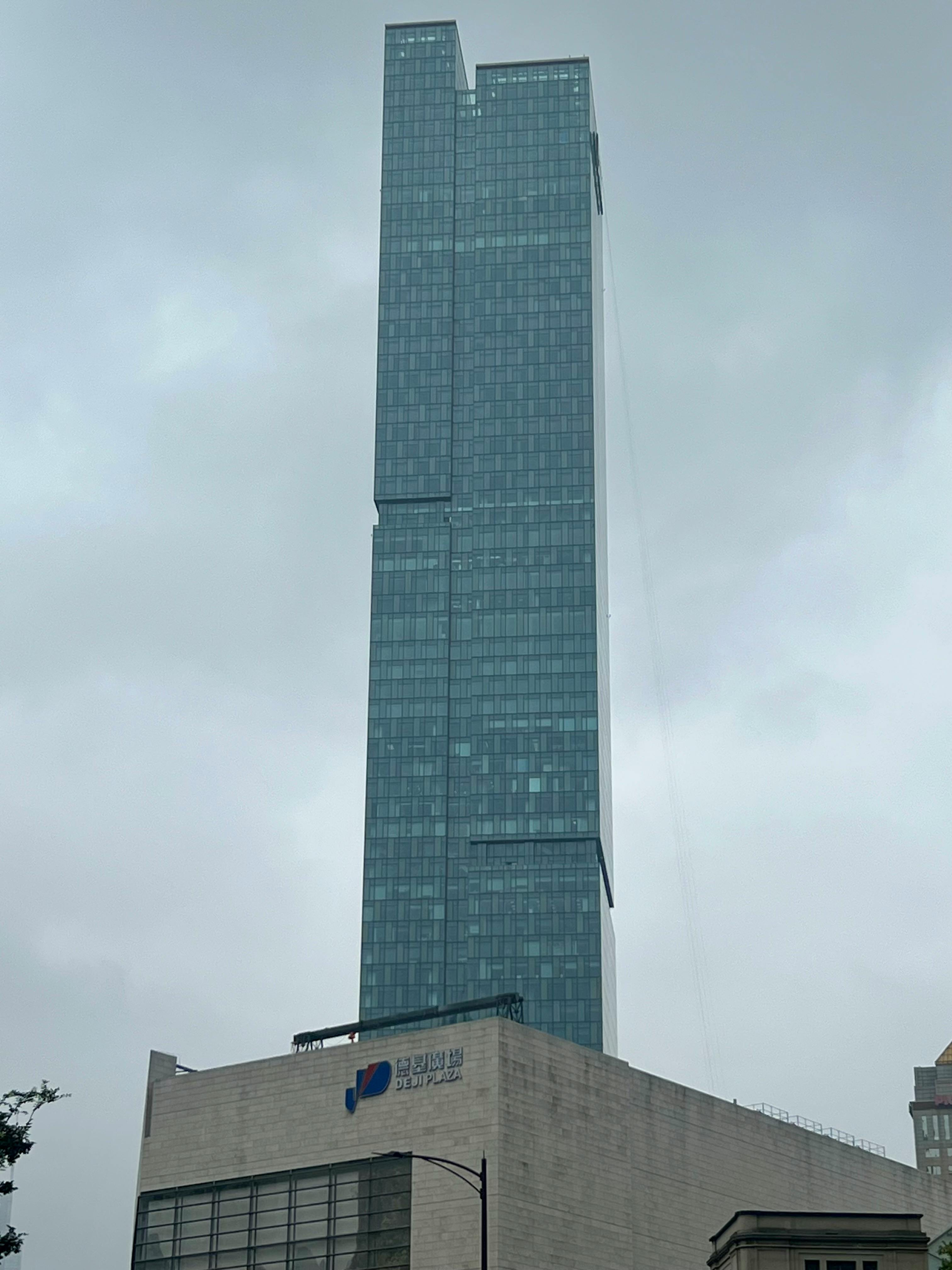 Miễn phí Tòa tháp Zifeng cao chót vót ở Nam Kinh, Trung Quốc, vươn lên giữa bầu trời đầy mây, thể hiện vẻ đẹp của kiến ​​trúc hiện đại. Ảnh lưu trữ