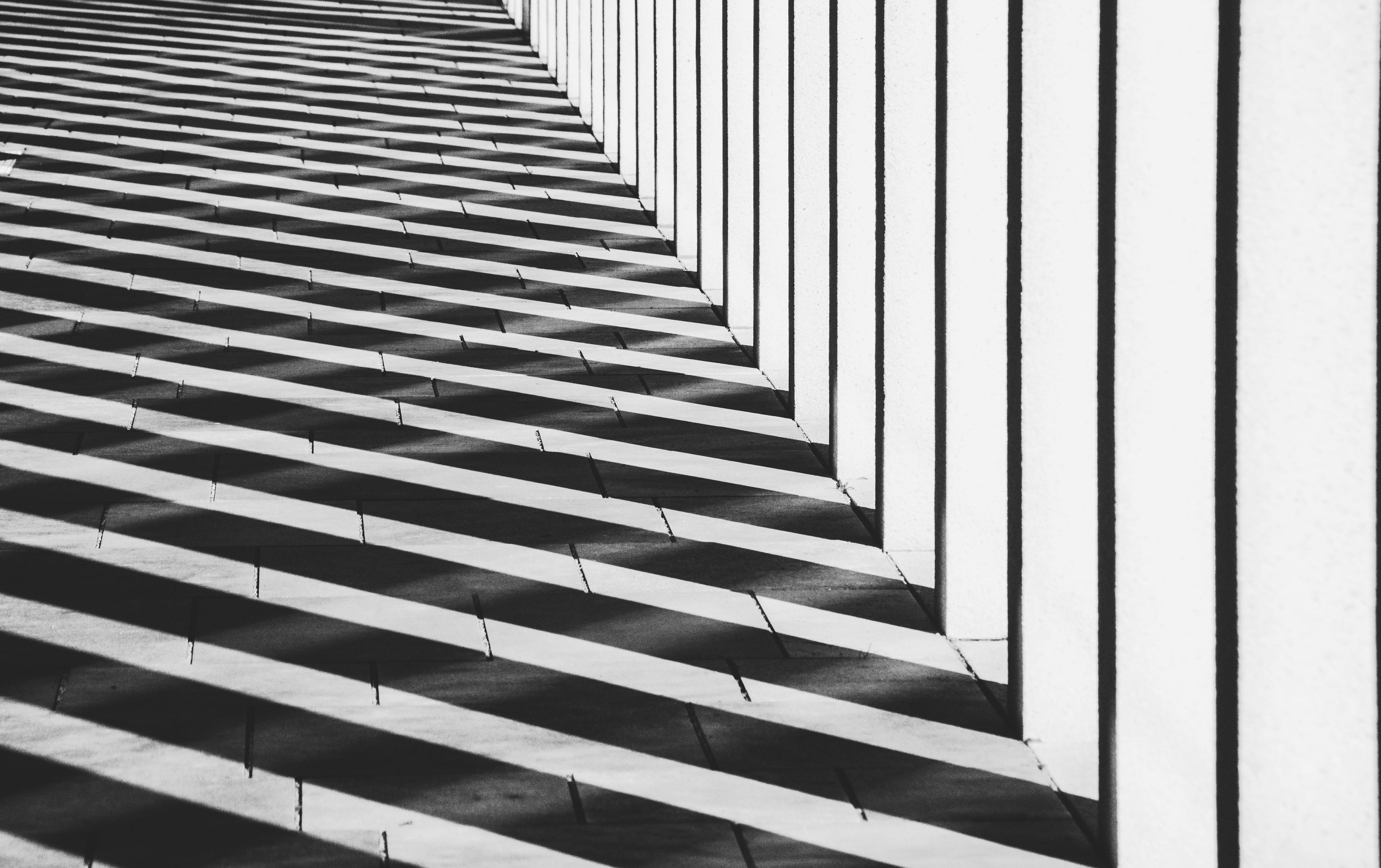 Kostenlos Abstraktes Schwarz-Weiß-Foto von architektonischen Schatten, die geometrische Muster bilden. Stock-Foto