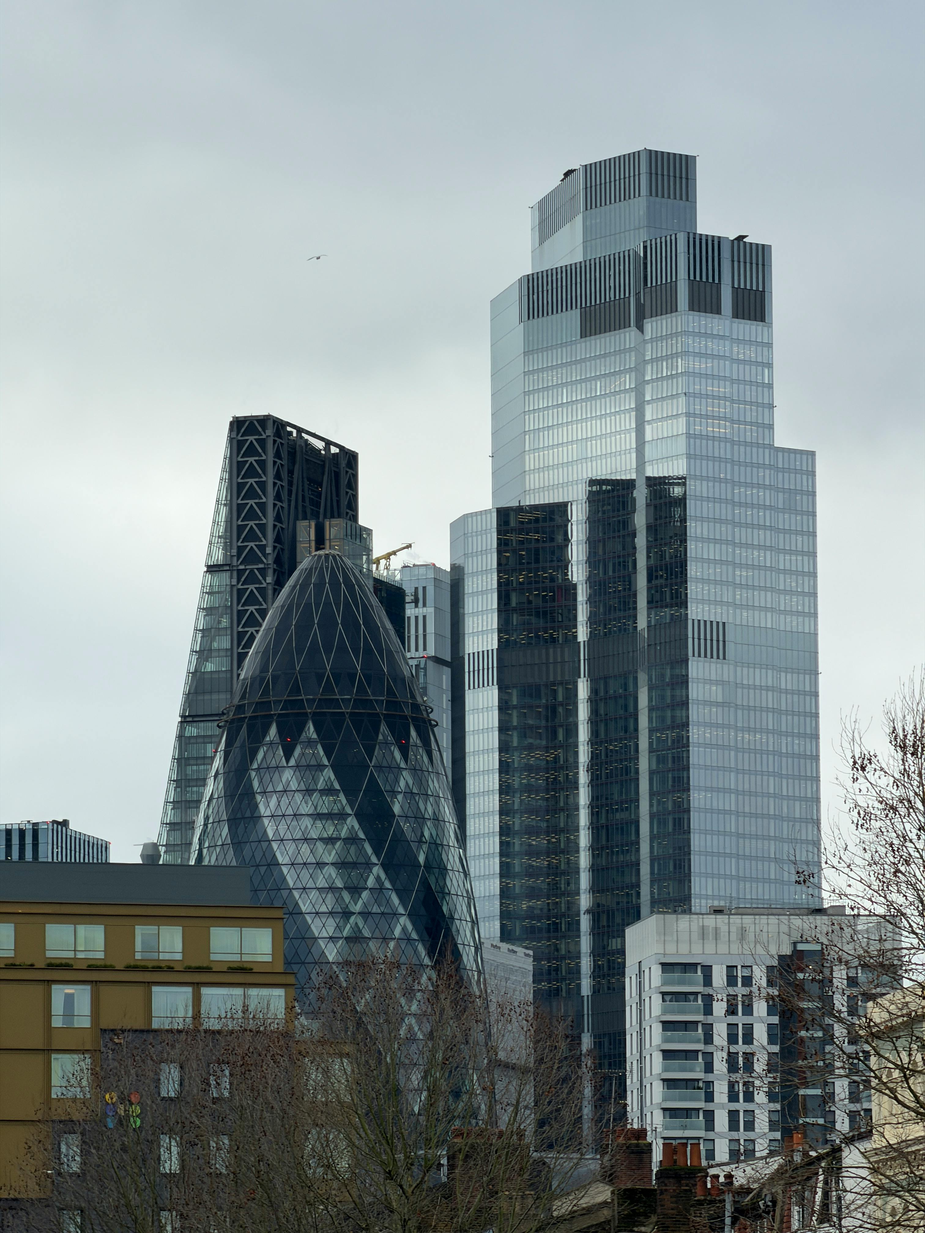 bezplatná Úžasný výhled na panorama Londýna s The Gherkin a moderními mrakodrapy. Základová fotografie