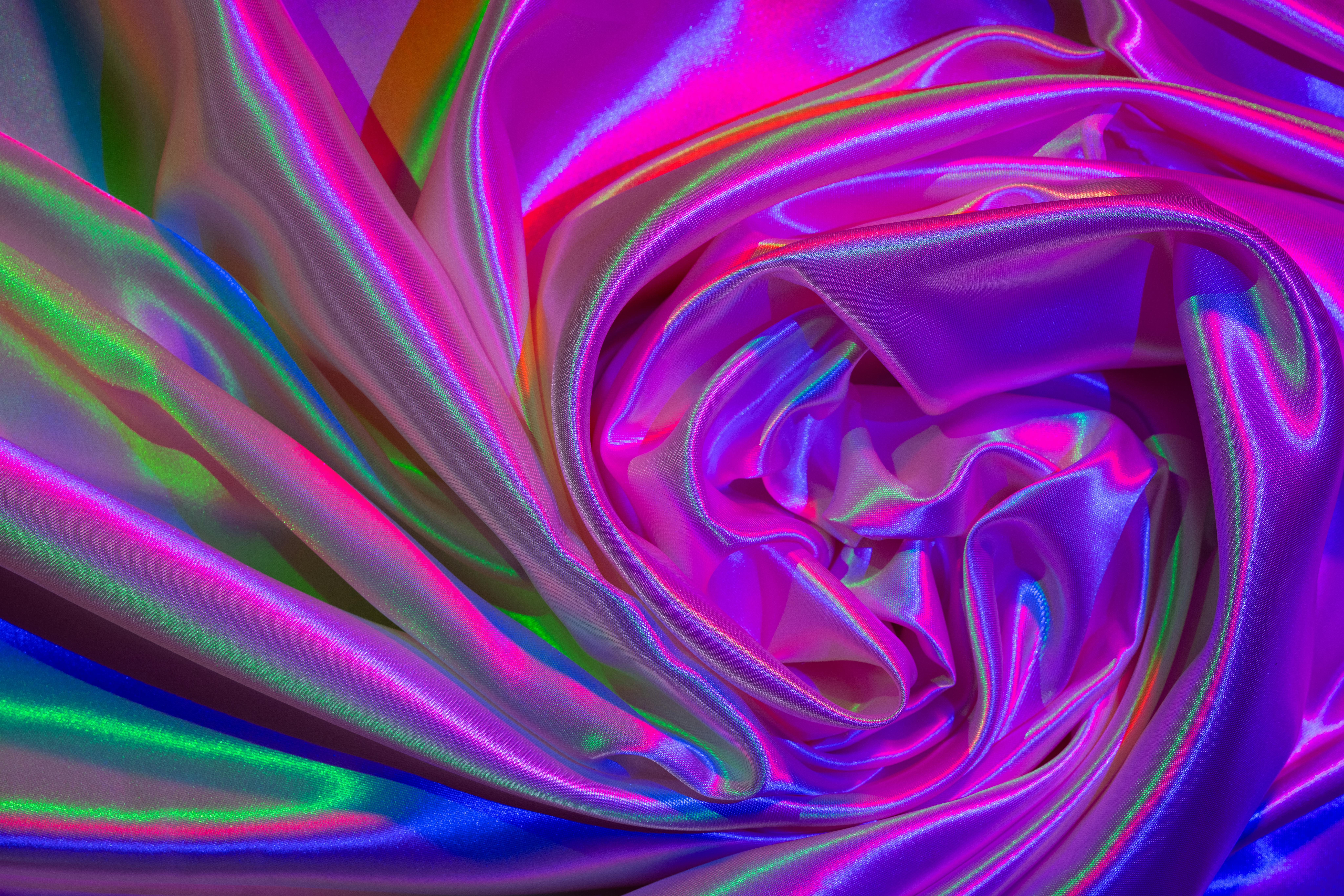 Gratuit O țesătură de mătase vibrantă, cu culori și pliuri iridescente, creând un model abstract uimitor. Fotografie de stoc