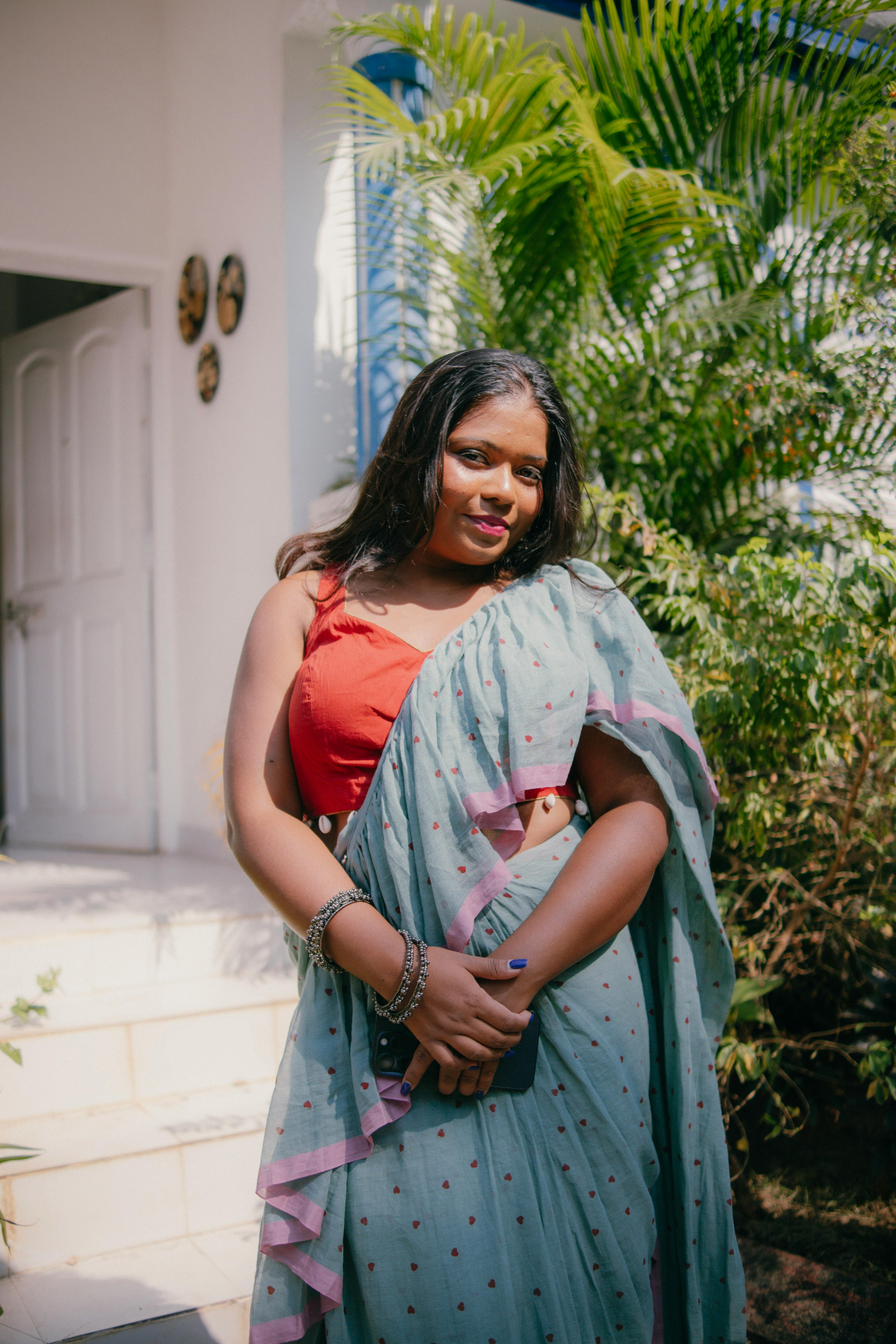 Gratis Donna dell'Asia meridionale posa all'aperto con un sari colorato a Goa, in India. Foto a disposizione