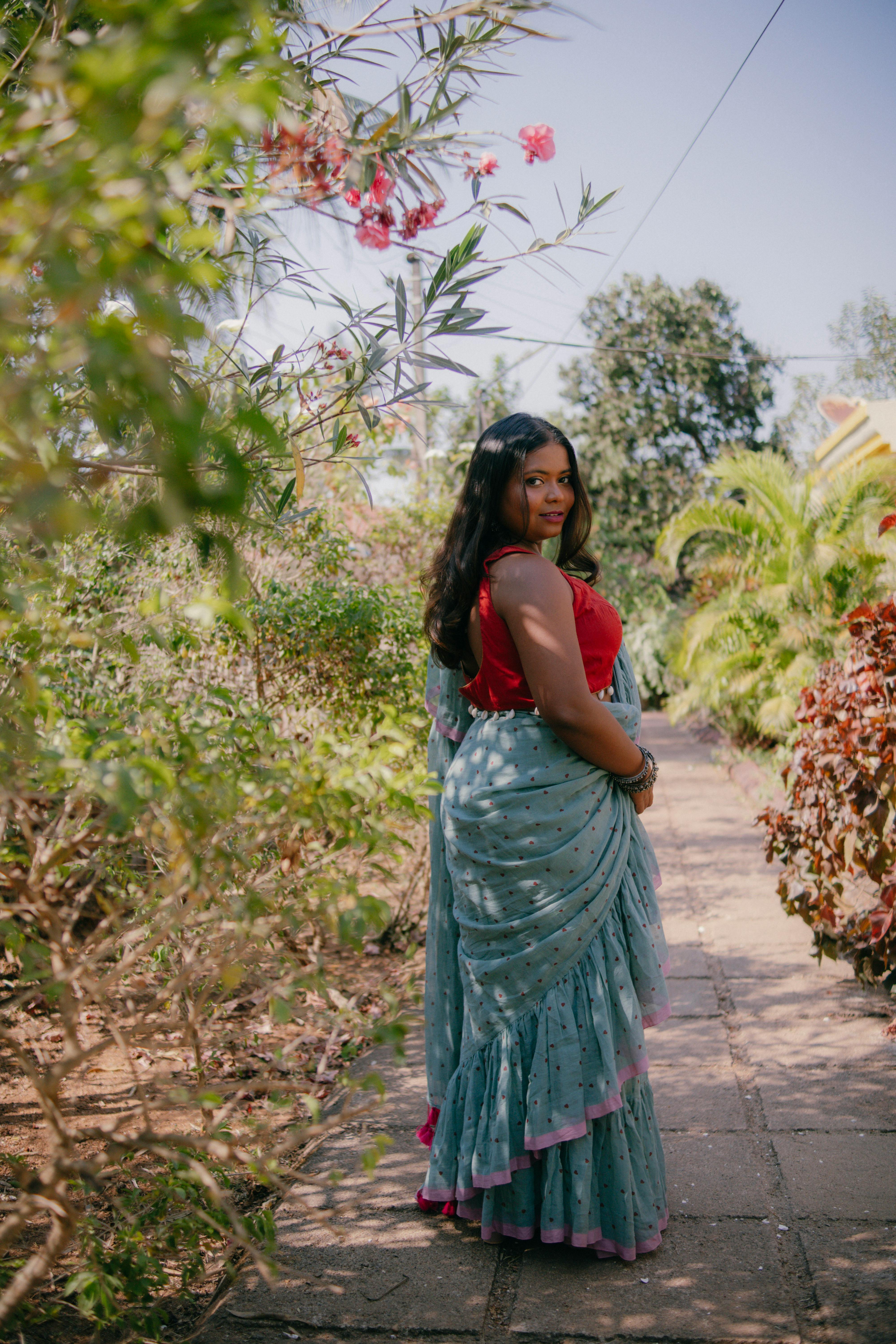 Gratis Immagine gratuita di abbigliamento tradizionale, abito etnico, alberi Foto a disposizione