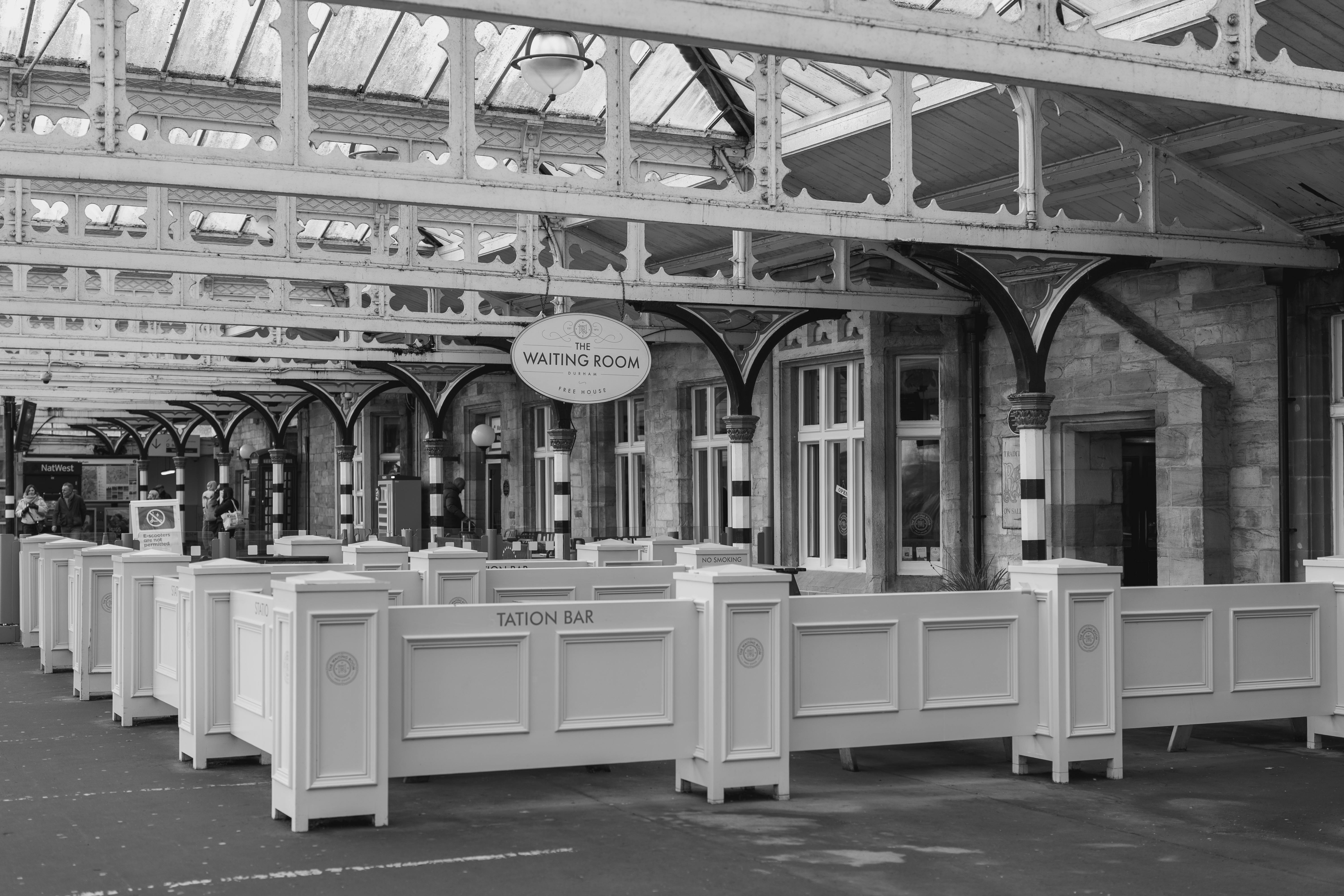 Miễn phí Ảnh đen trắng chụp khu vực chờ tàu hỏa cổ điển ở Anh. Ảnh lưu trữ