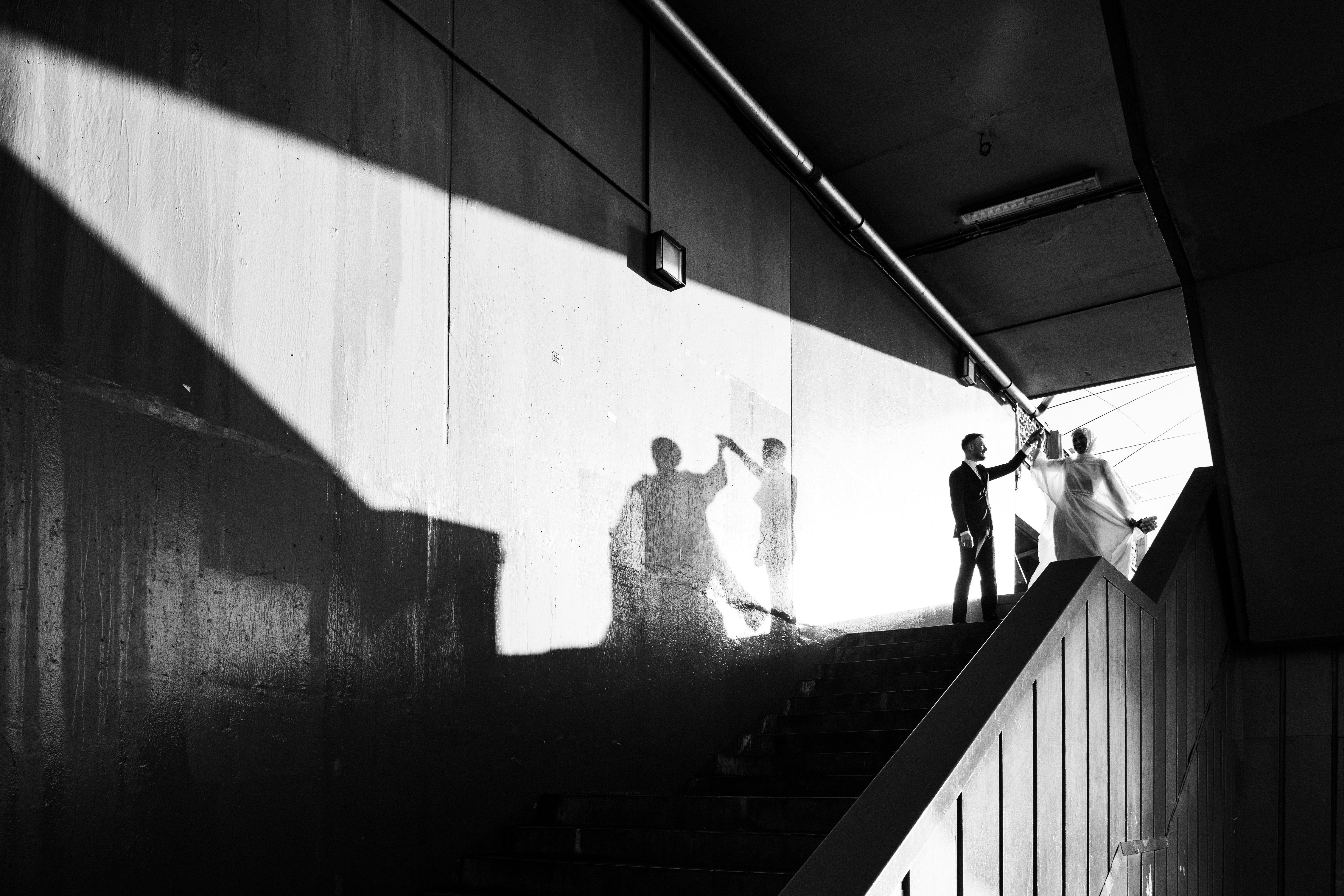 Gratis Suggestiva foto in bianco e nero di una coppia di sposi che proiettano le loro ombre su una scalinata a Istanbul. Foto a disposizione