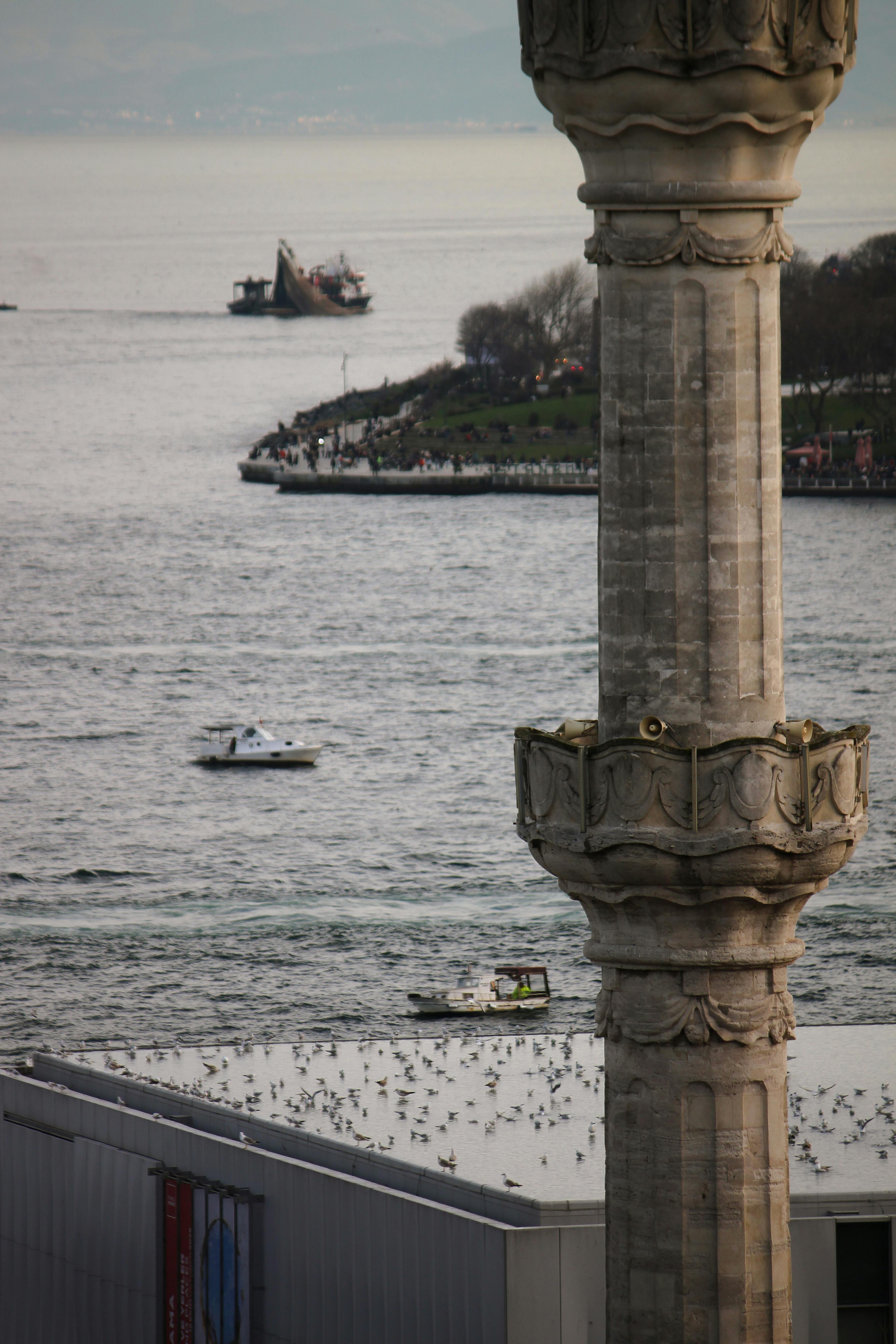 bezplatná Malebný výhled na Bosporský průliv s osmanským sloupem v popředí v Istanbulu v Turecku. Základová fotografie