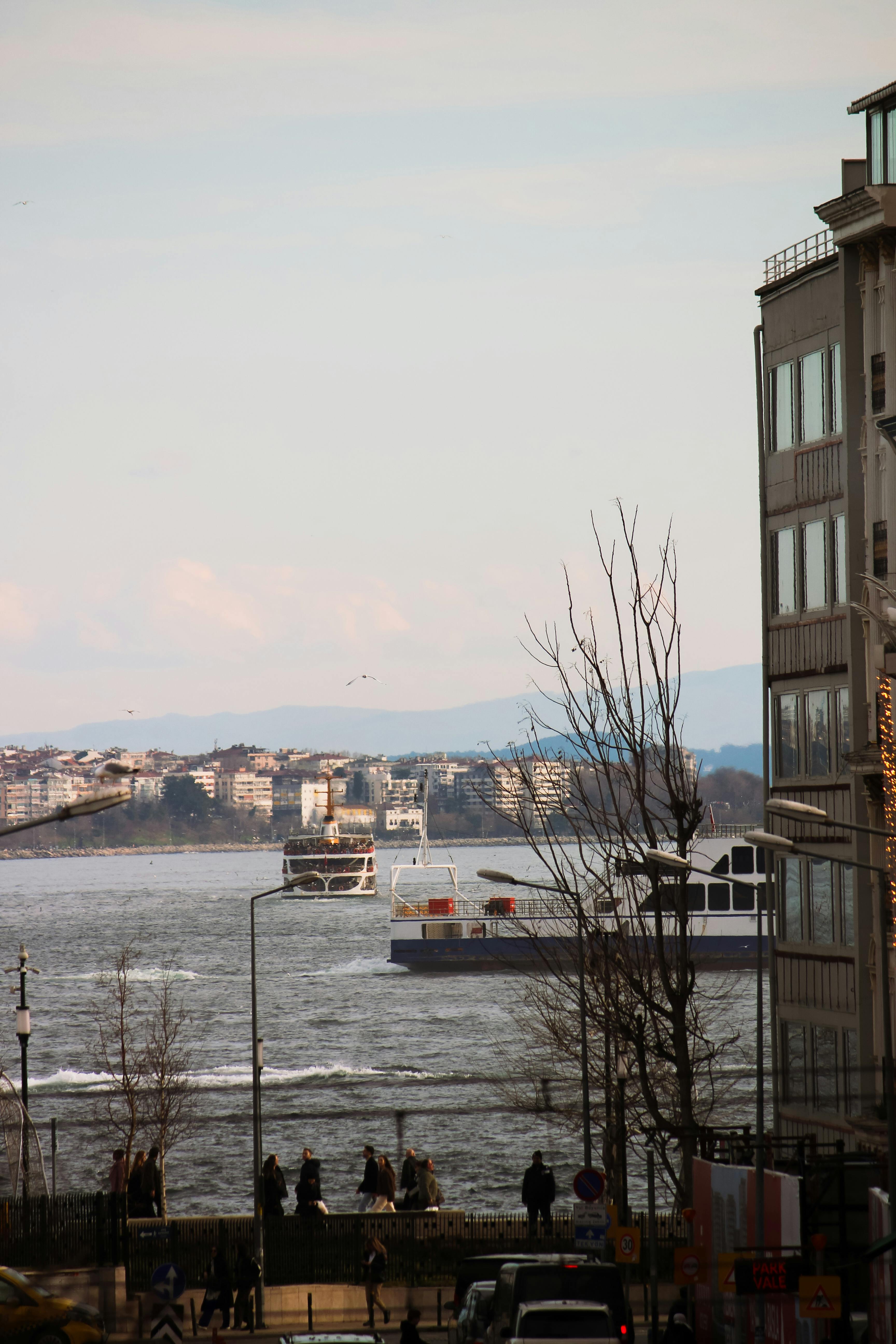 bezplatná Elegantní pohled na trajekty plující po istanbulském Bosporu, který ukazuje harmonii městského a námořního prostředí. Základová fotografie