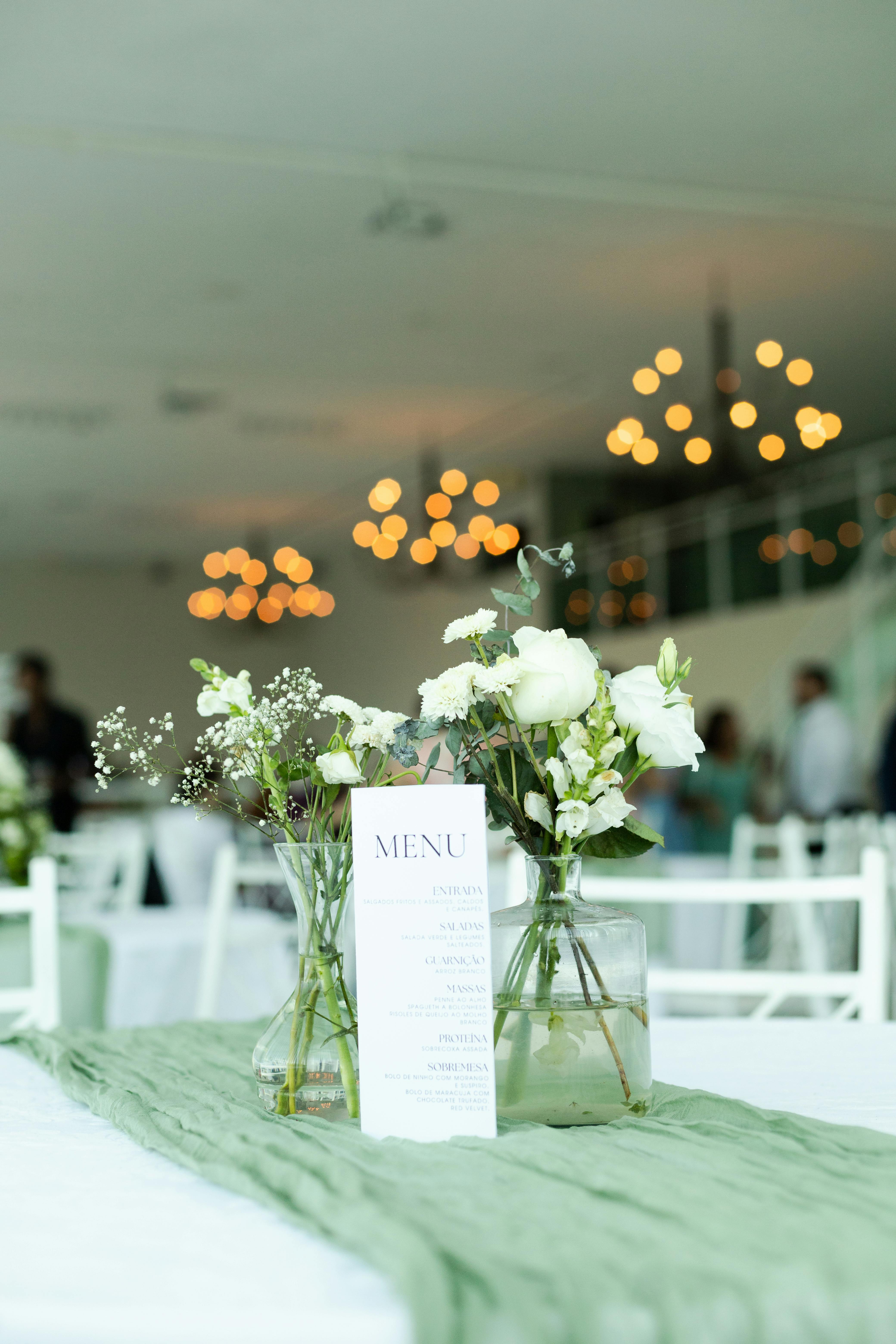 Ilmainen Kauniisti katettu pöytä kukka-asetelmilla häävastaanotolla São Paulossa. Kuvapankkikuva