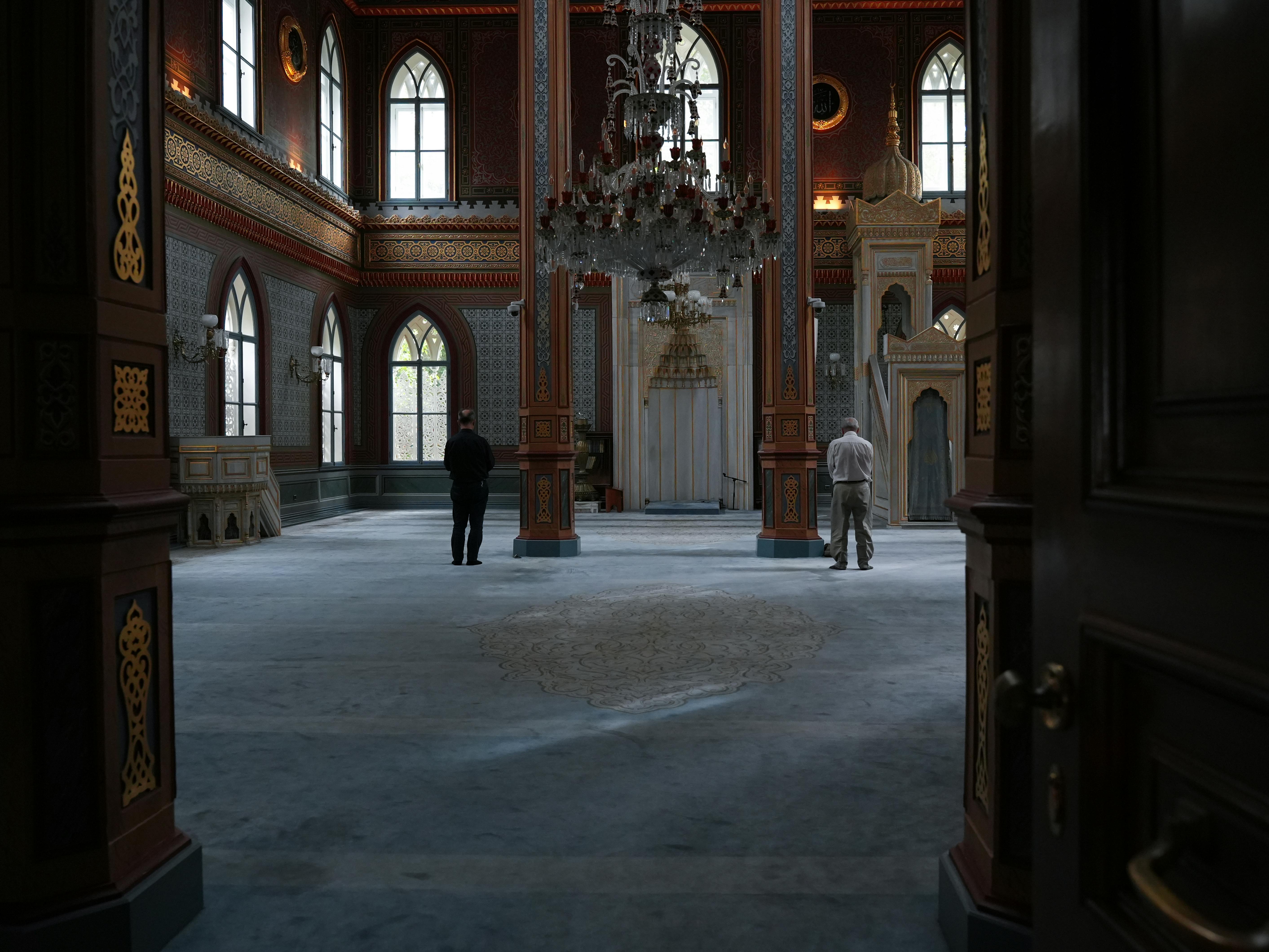 Miễn phí Khám phá không gian nội thất yên tĩnh của một nhà thờ Hồi giáo lịch sử ở Istanbul, nơi thể hiện sự thanh lịch về kiến ​​trúc và bầu không khí trang nhã. Ảnh lưu trữ