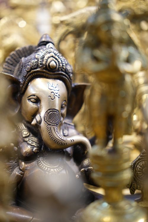 Free Intricate bronze statue of Lord Ganesh in Bhubaneswar, with focus on detail and craftsmanship. Stock Photo
