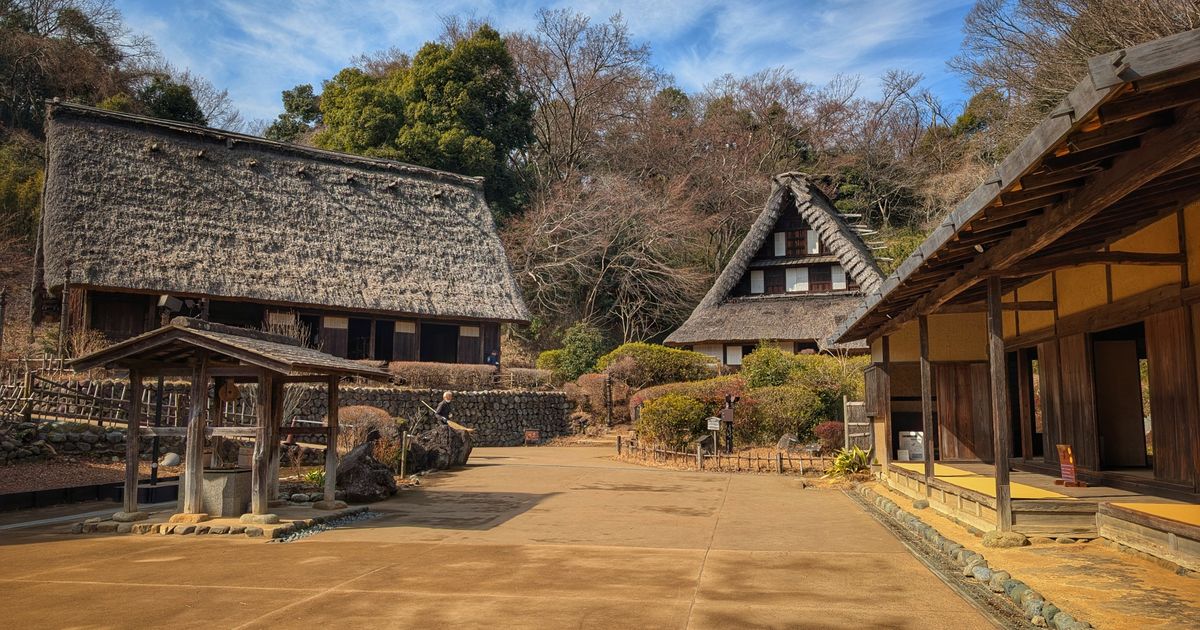 茅葺き屋根の古民家が並ぶイメージ写真
