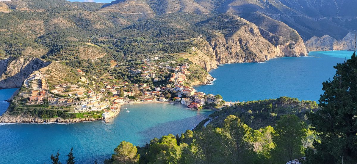 Satul Asos din Kefalonia, așezat pe un istm îngust, văzut din dronă