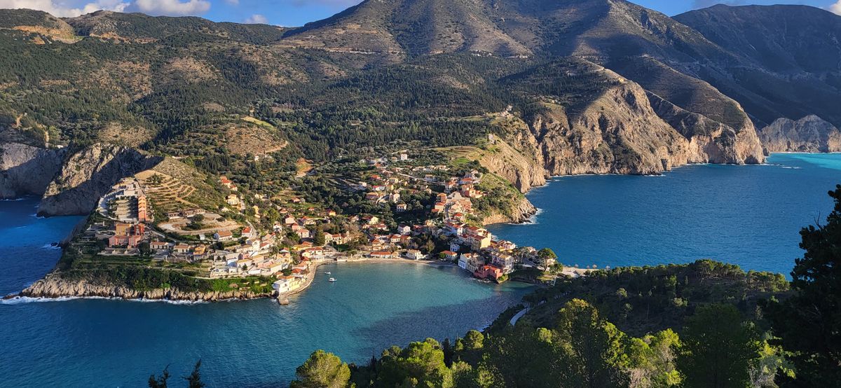 Vedere aeriană a satului Assos din nordul Kefaloniei, cu peninsula și cetatea