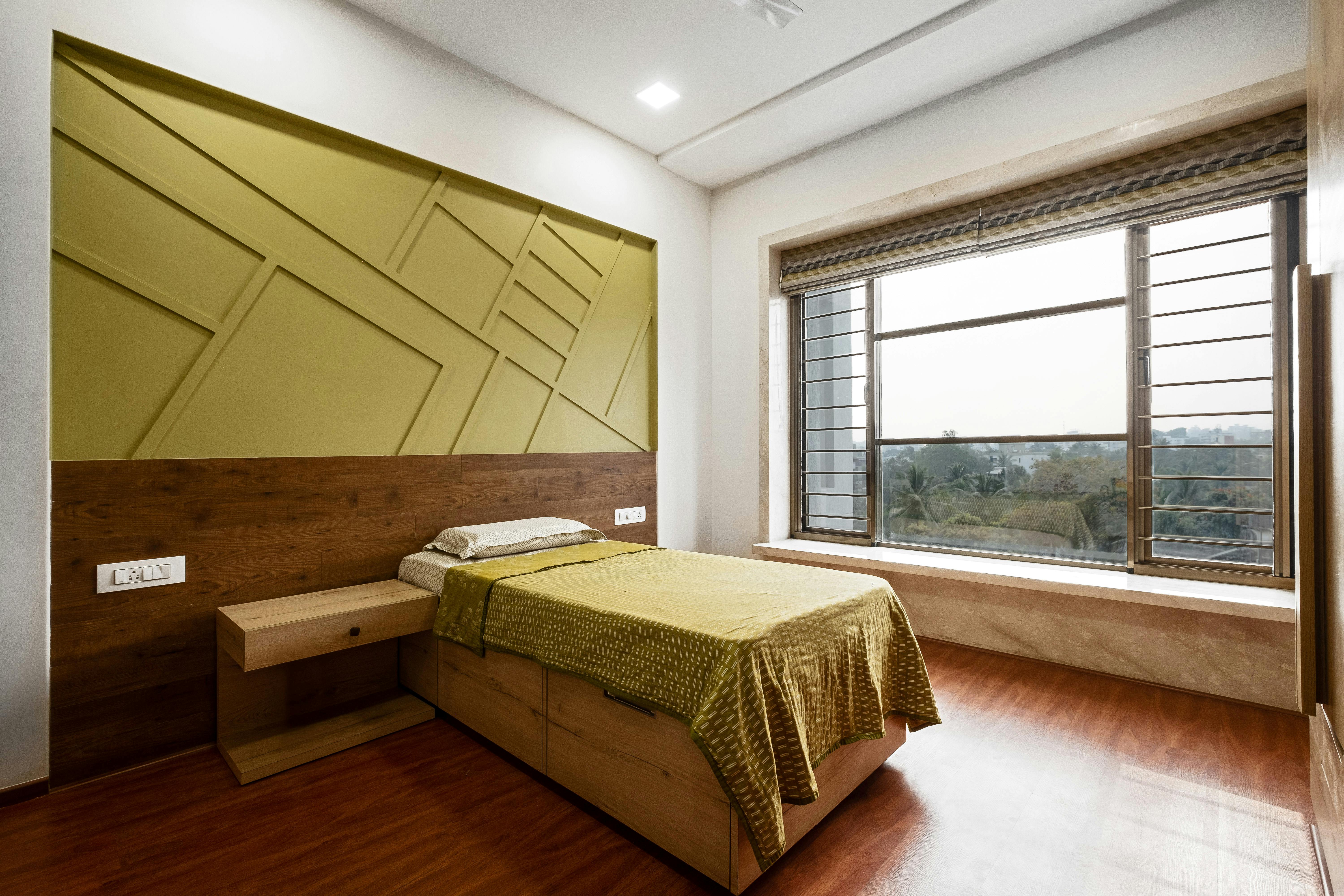 Ilmainen Tyylikäs makuuhuone Punessa, jossa on moderni seinäkuvio ja suuri ikkunanäkymä. Kuvapankkikuva