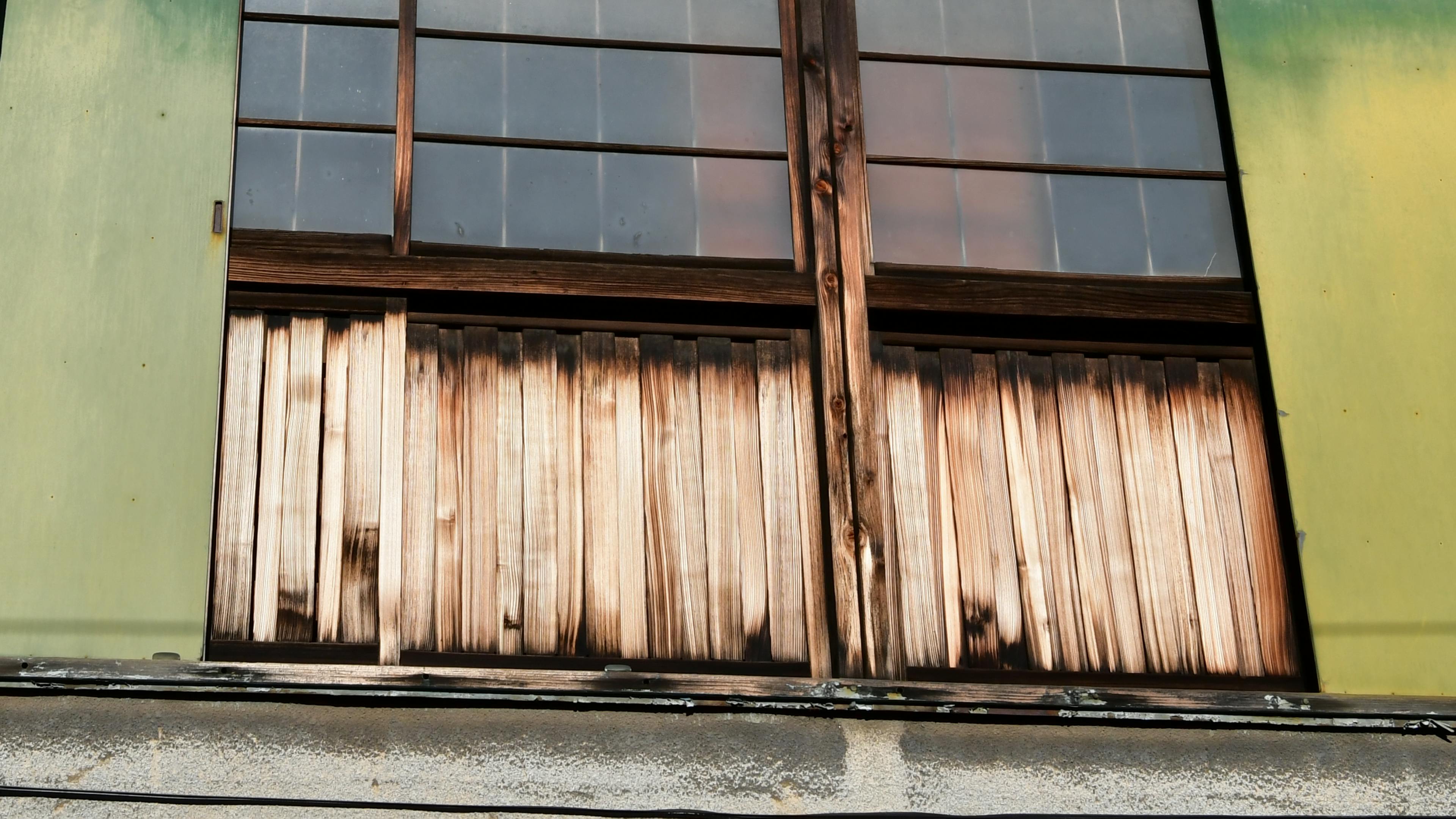 bezplatná Detail tradičního dřevěného okna s posuvnými panely, které představuje rustikální japonskou architekturu. Základová fotografie
