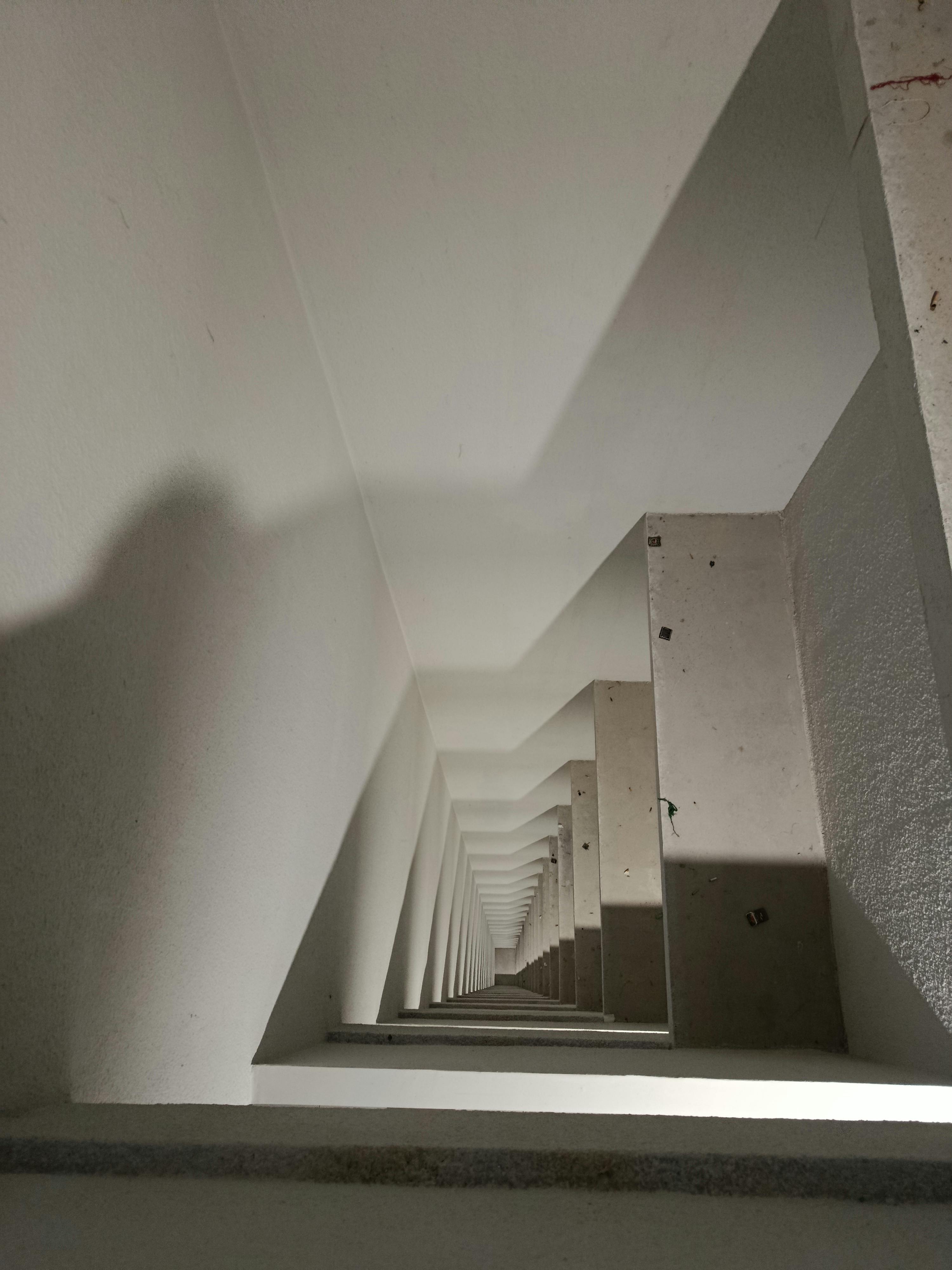 bezplatná Dynamický pohled na moderní schodiště, zobrazující abstraktní architekturu. Základová fotografie