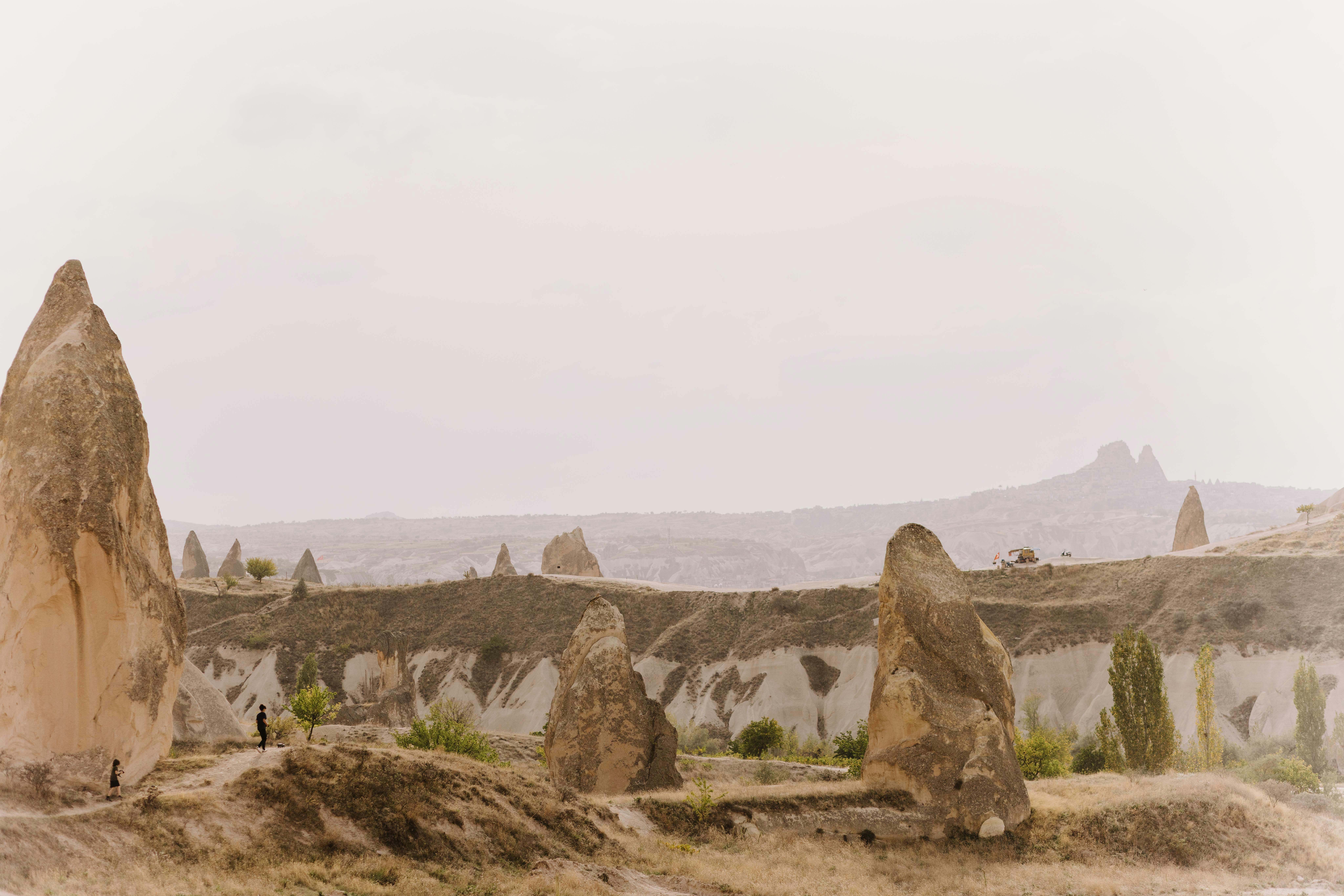 Gratuit Explorează formațiunile stâncoase unice în formă de coș de zâne din Cappadocia, Turcia, cu această fotografie senină a peisajului. Fotografie de stoc