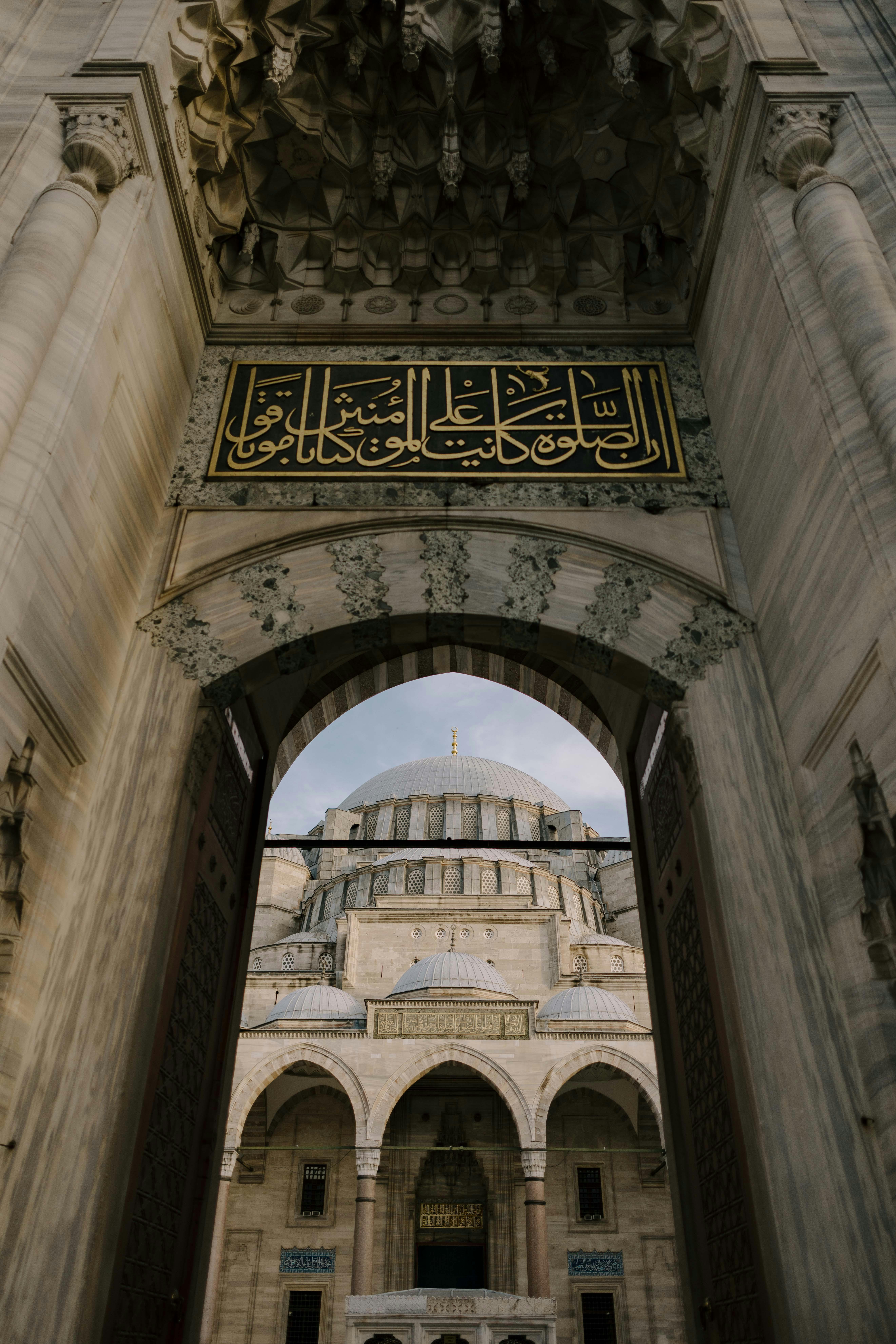 Ilmainen Upea arkkitehtoninen kuvaus kuuluisasta Süleymaniyen moskeijasta Istanbulissa. Kuvapankkikuva