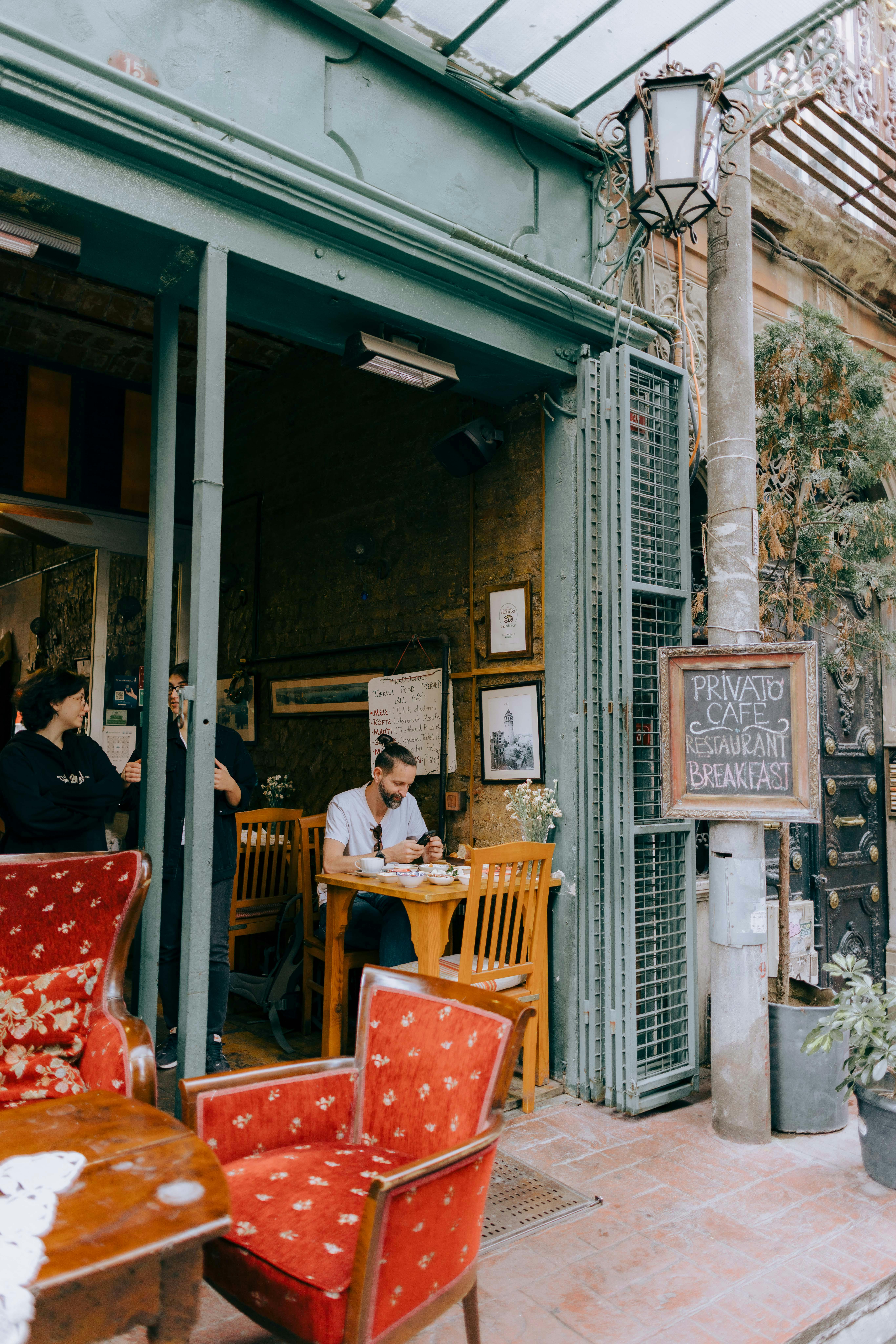 Gratis Un grazioso bar all'aperto in Turchia, dove le persone fanno colazione in un ambiente accogliente. Foto a disposizione
