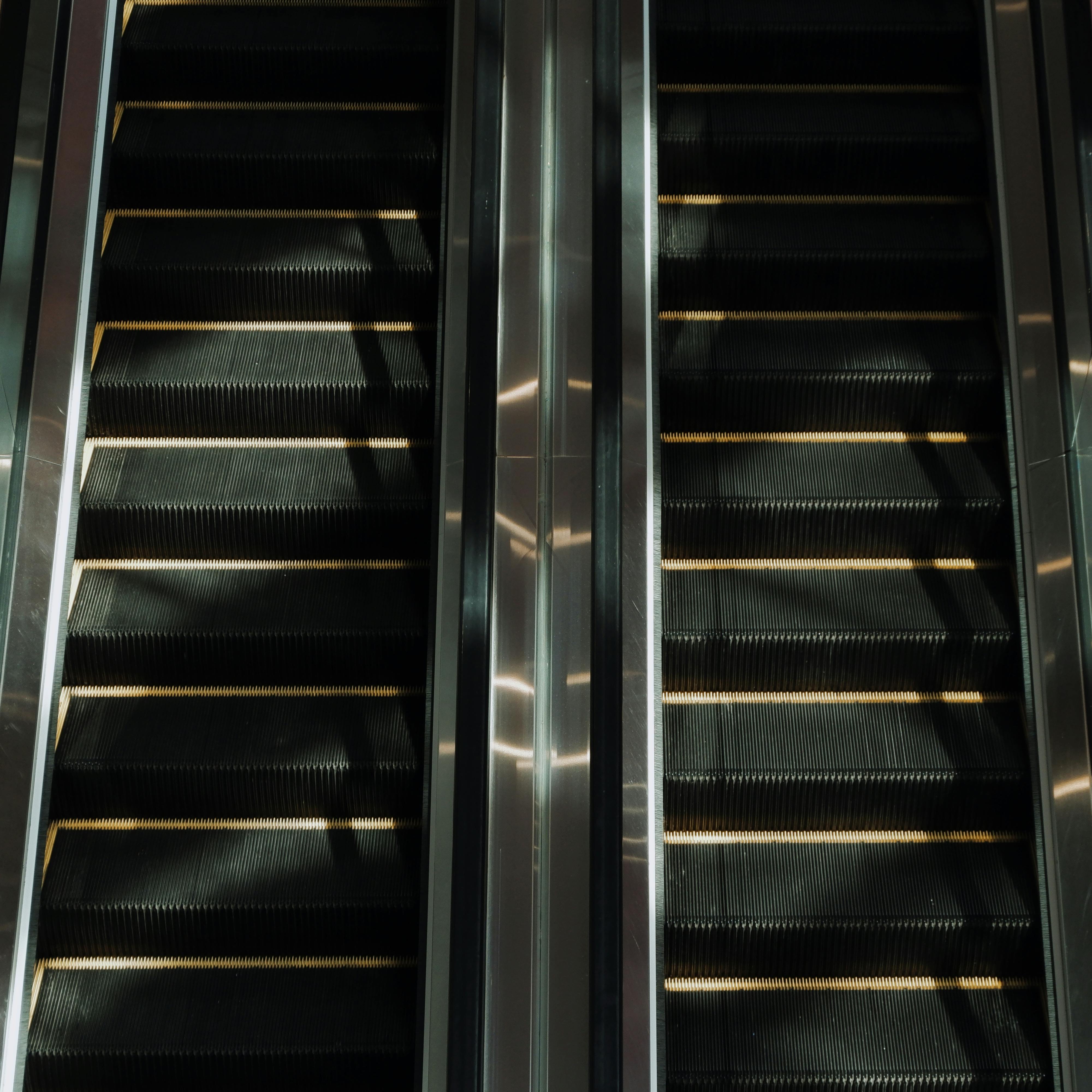 Kostnadsfria Ett par eleganta rulltrappor i ett väl upplyst köpcentrum. Stock foto