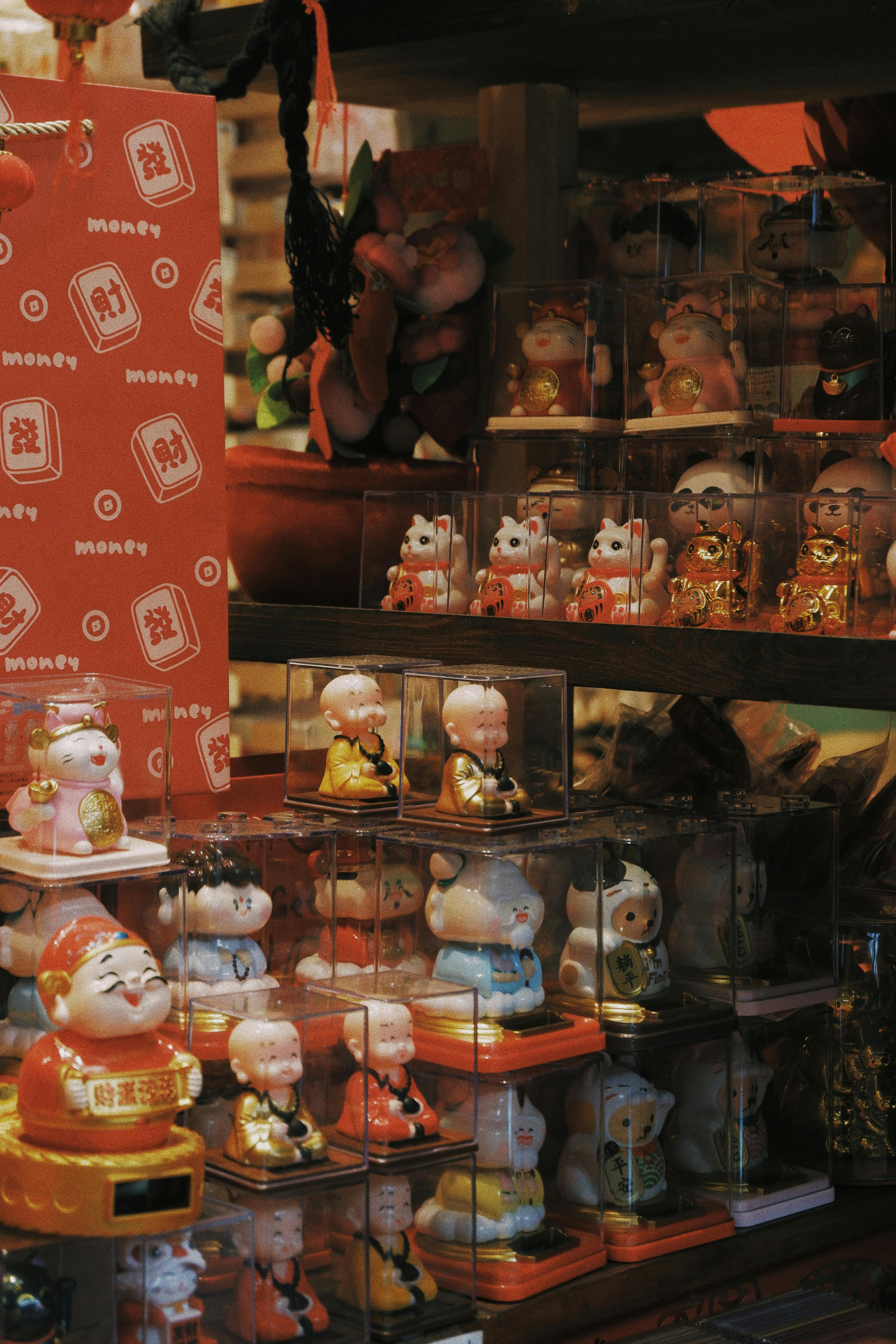 Gratis Statuette tradizionali in mostra, che catturano il fascino culturale e lo spirito festivo in una disposizione invitante. Foto a disposizione