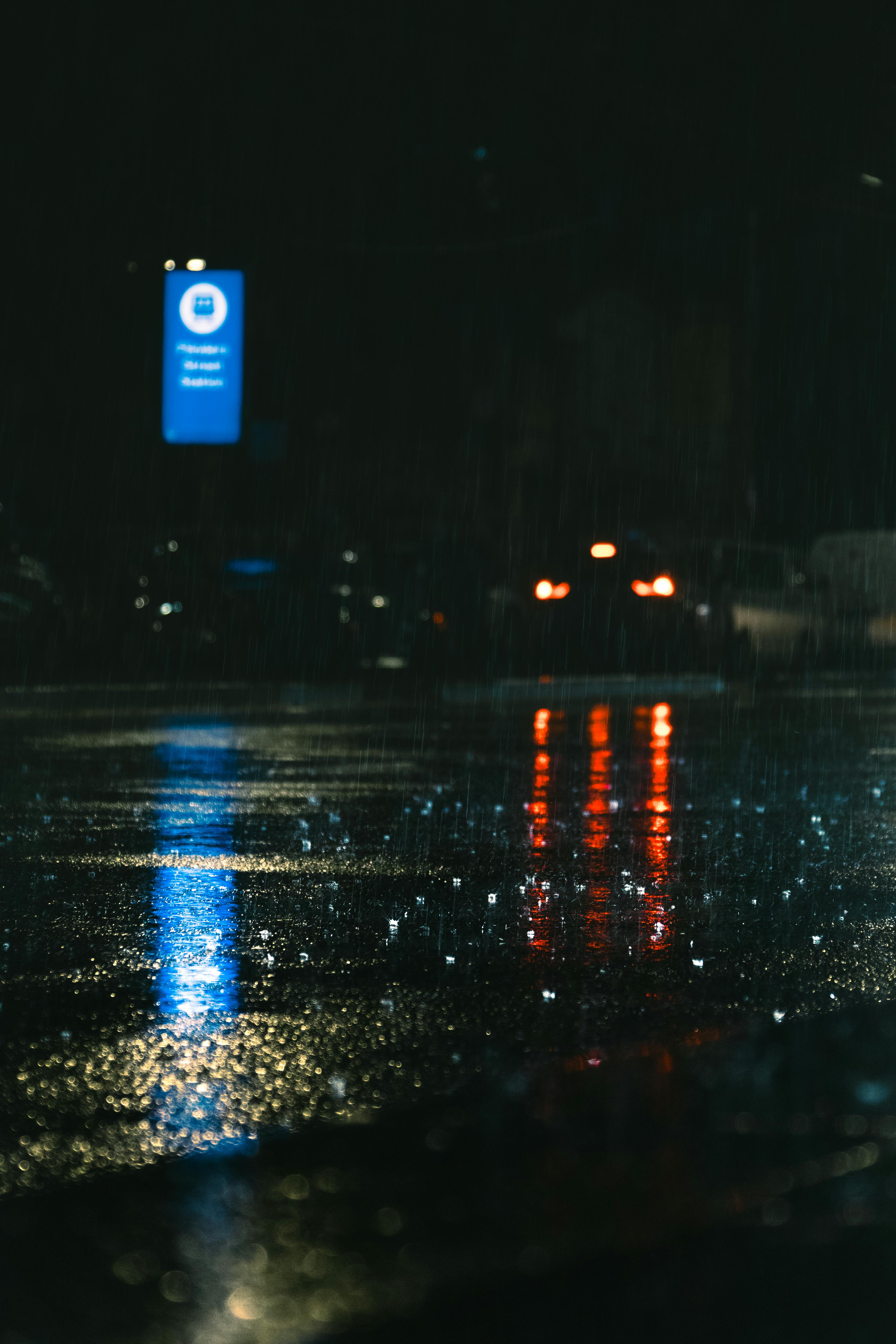 bezplatná Náladový pohled na ulici zachycující deštivé odrazy v nočním Melbourne. Základová fotografie