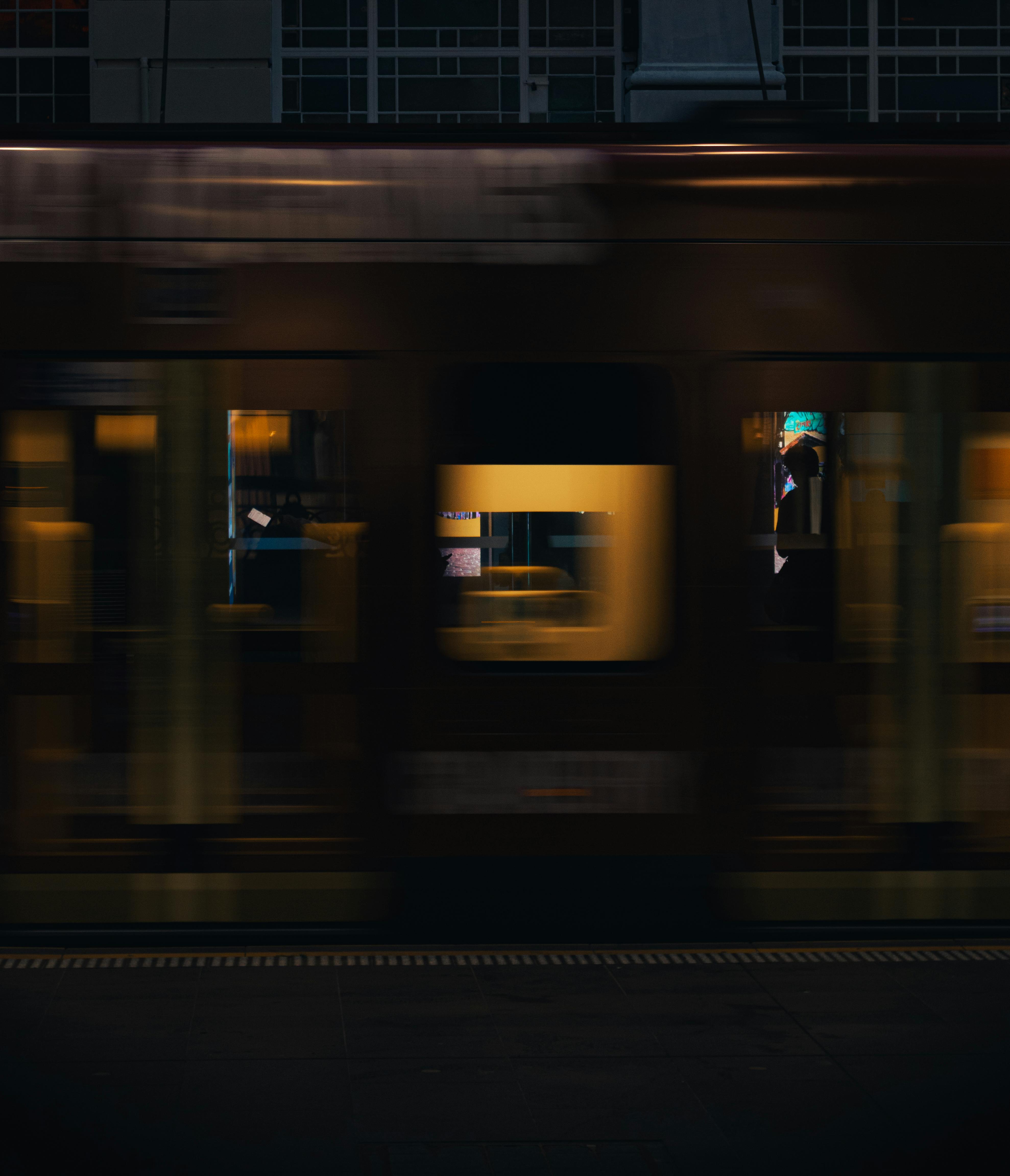 Ücretsiz Melbourne'de bir tramvayın hareket bulanıklığını ve şehir hayatını sergileyen dinamik bir gece çekimi. Stok Fotoğraflar