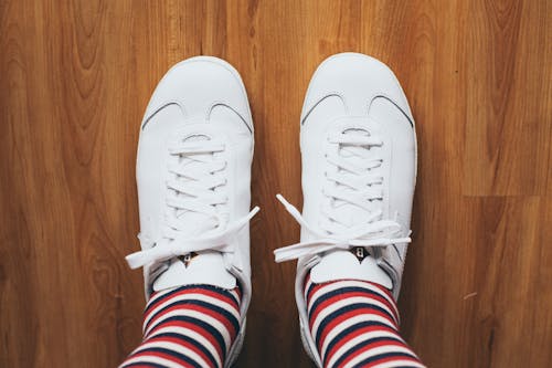 Безкоштовне стокове фото на тему «білі туфлі, впритул, Кросівки» стокове фото