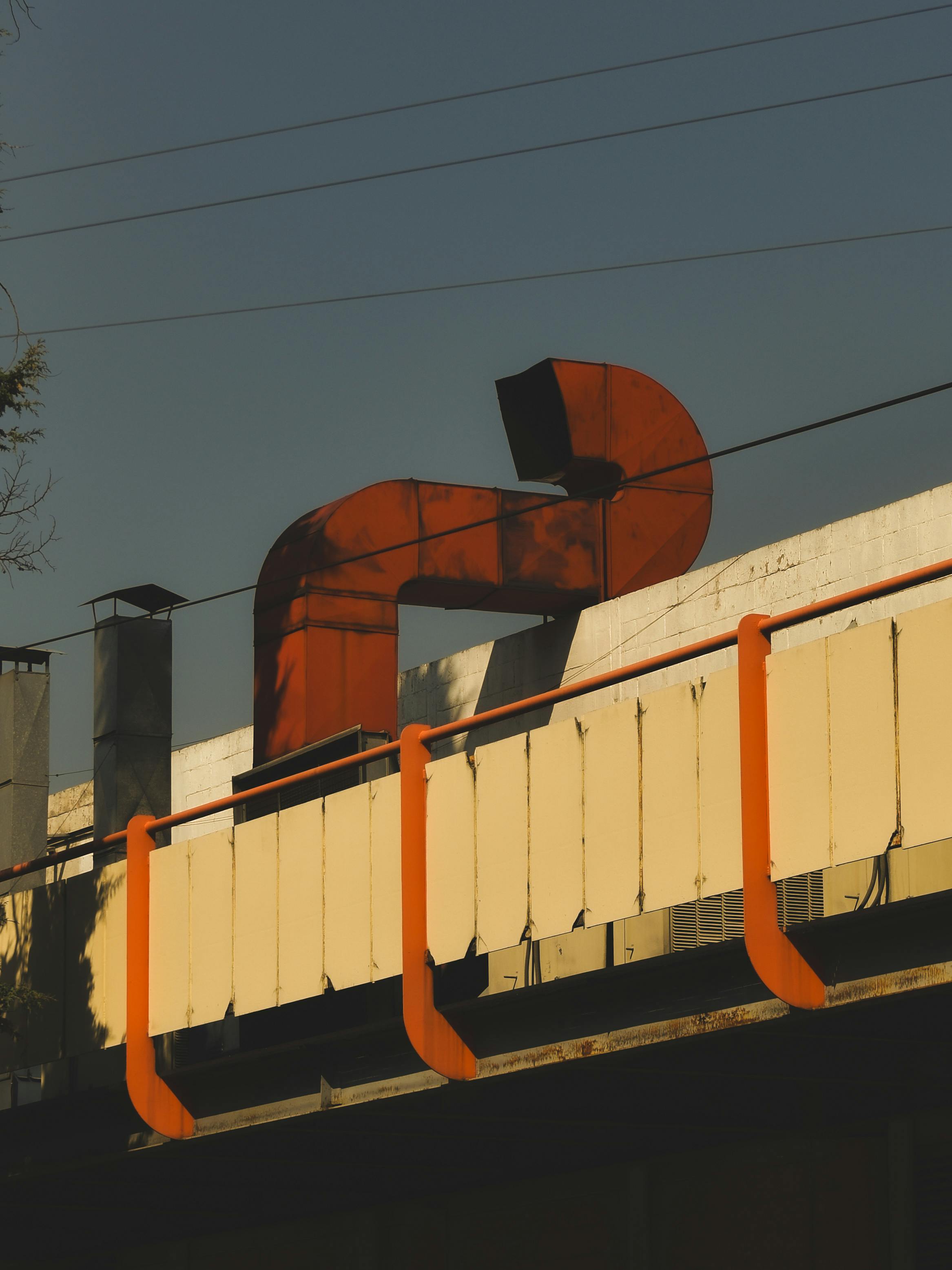 Gratuit Des conduits industriels rouillés sur un toit à Toluca de Lerdo, au Mexique, se détachant sur un ciel bleu clair. Photos