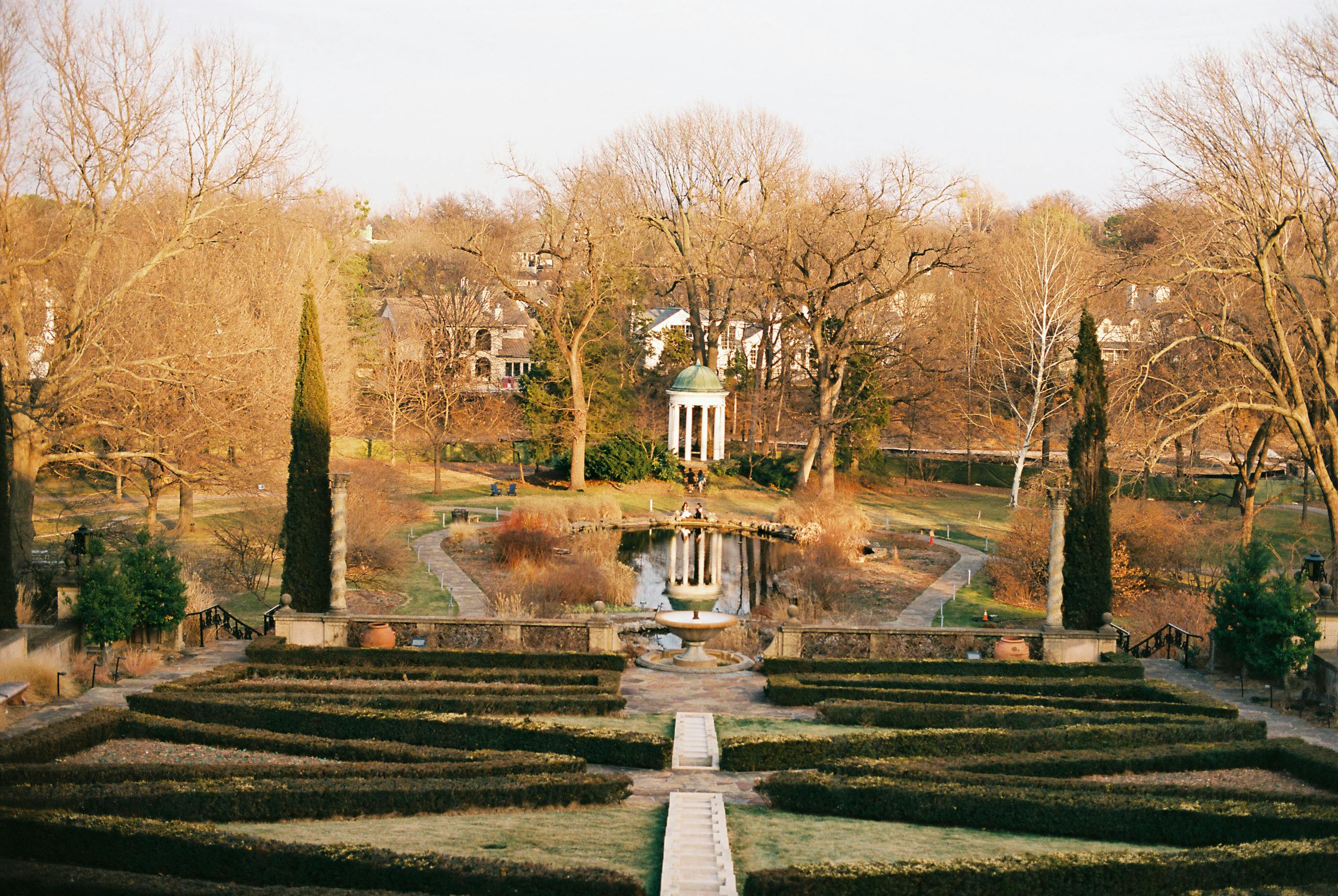 ฟรี ภาพสวนสวยงามที่ตกแต่งด้วยพุ่มไม้ตัดแต่งอย่างประณีตและศาลาทรงกลมแบบคลาสสิกในบรรยากาศฤดูใบไม้ร่วง คลังภาพถ่าย