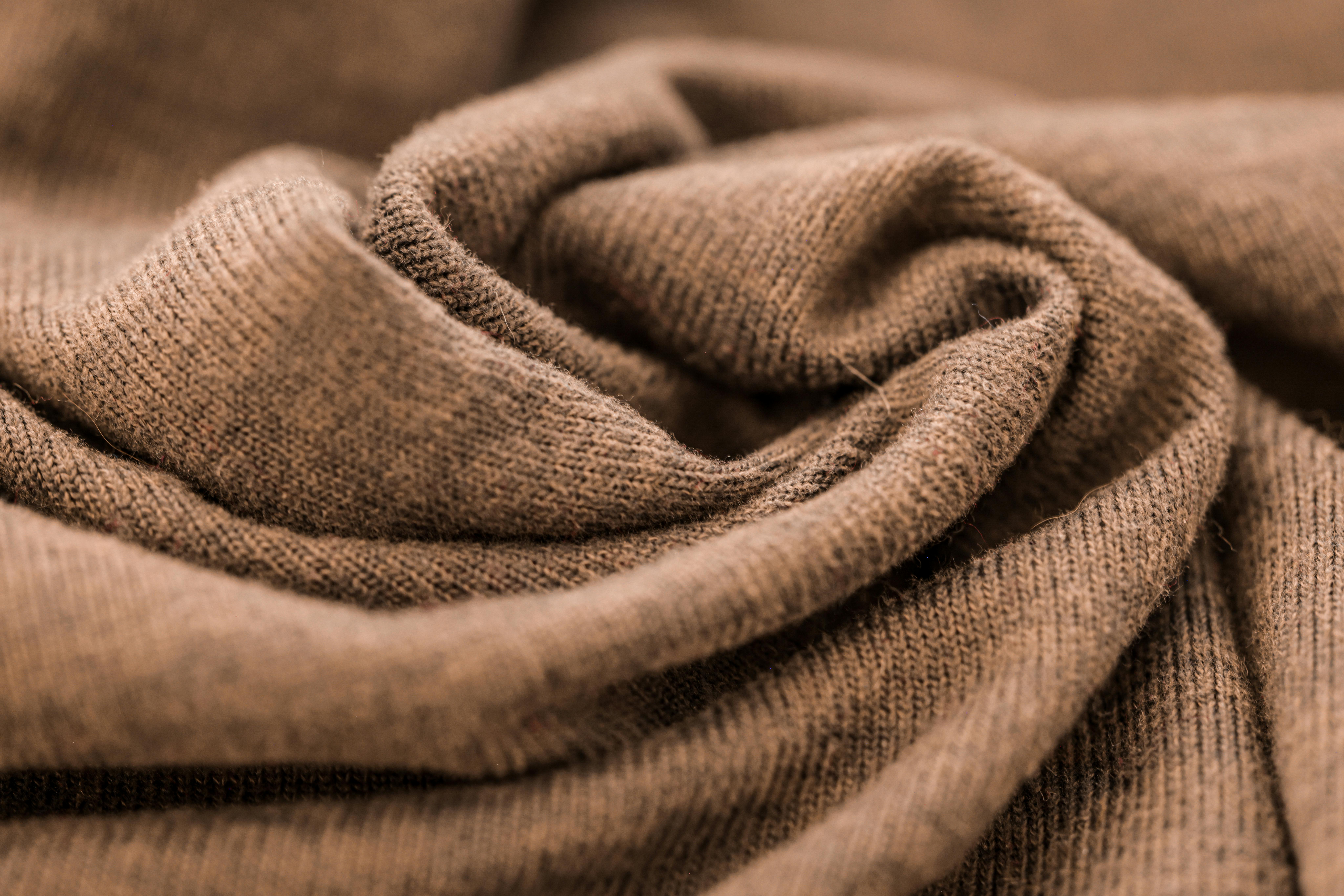 bezplatná Detailní záběr teplé hnědé vlněné látky s měkkou texturou a jemným úpletem. Základová fotografie