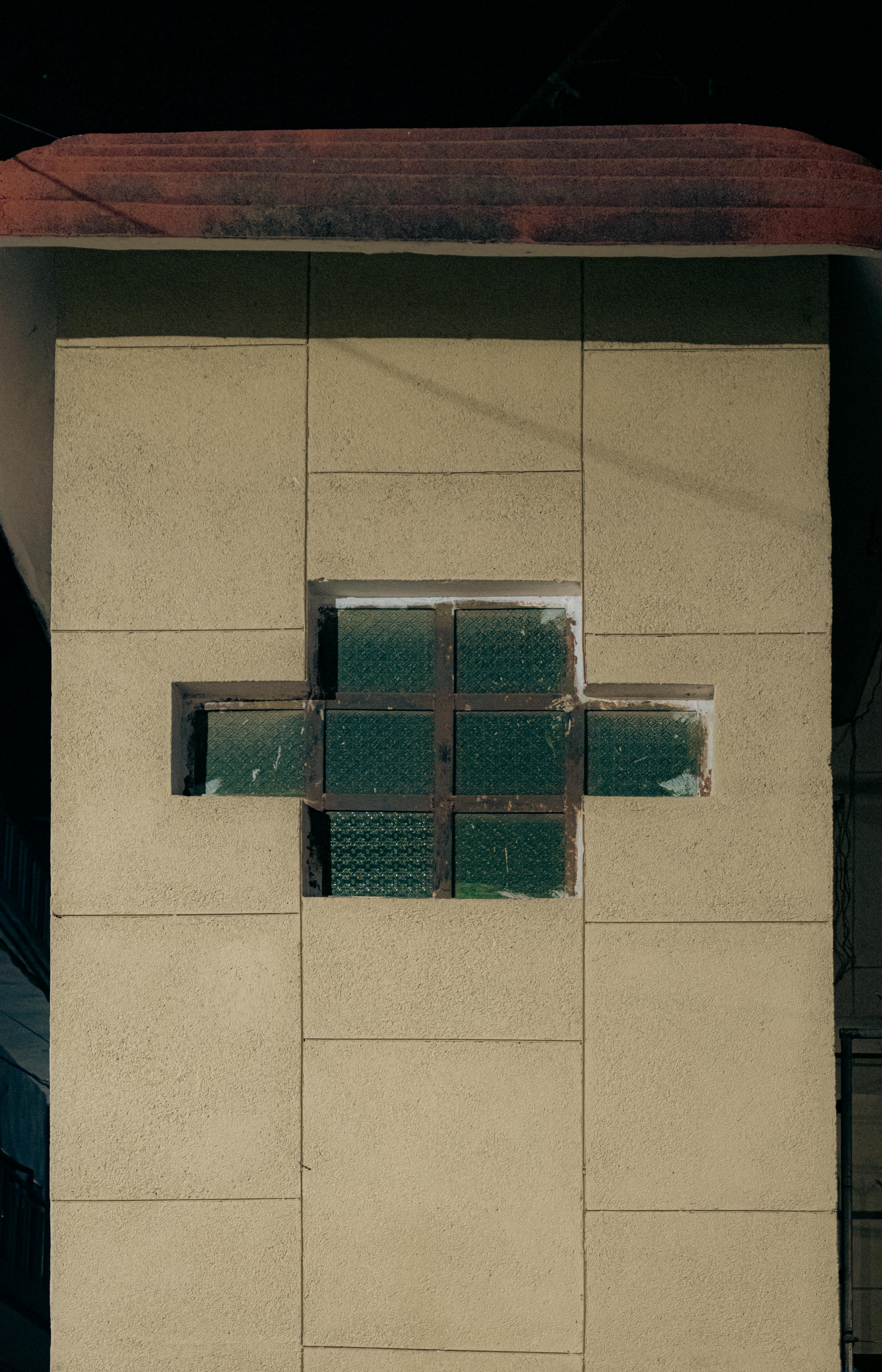 De franc Primer pla d'una paret arquitectònica moderna amb un disseny de blocs de vidre en forma de creu. Foto d'estoc