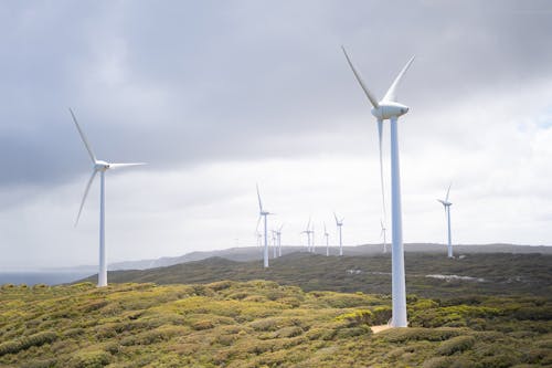 Foto De Turbinas De Viento Bajo El Cielo Nublado